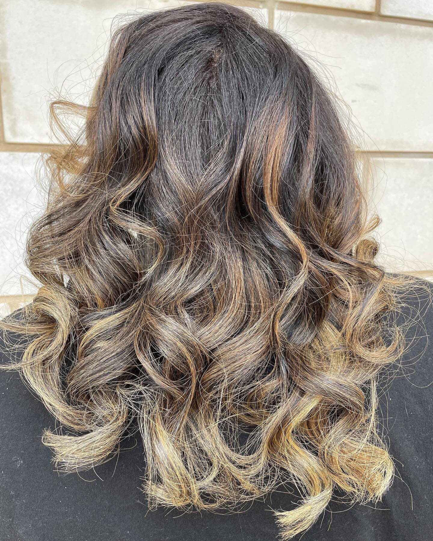 Shout out to @kristen.lumiere for great education and teaching a simplified way of coloring hair with great results! #lumierelabftw #balayagehair #behindthechair #behindthescenes #dallashaircolorist #dimensionalhaircolor #healthycoloredhair #ittakesa