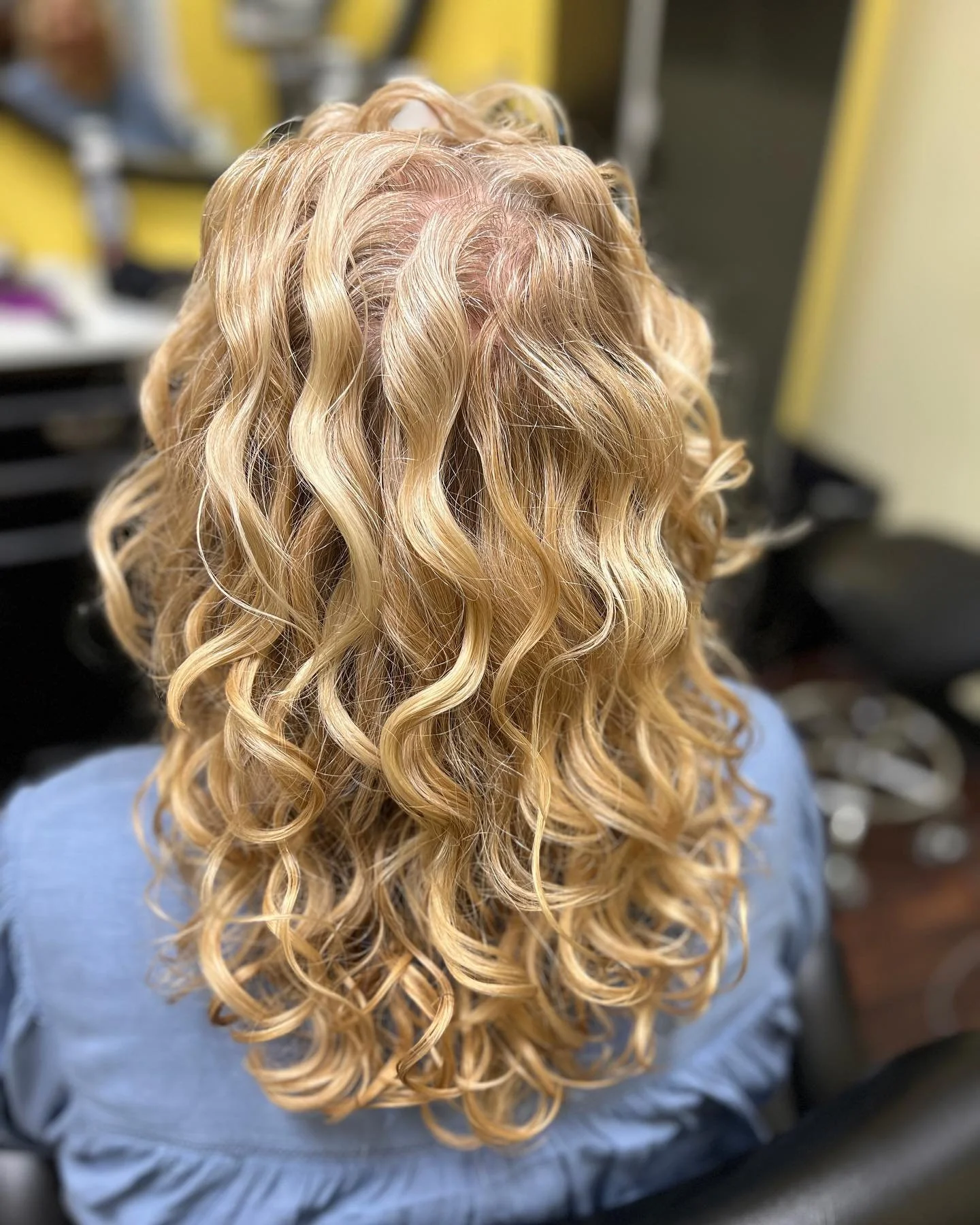 Anything’s possible #trusttheprocess 
•
•
•
•
#curls
#naturalhairjourney
#myhaircrush
#healthyhair
#kisscolor
#natualhairrocks #naturalhaircommunity #naturalhairsalondallas #wavyhair