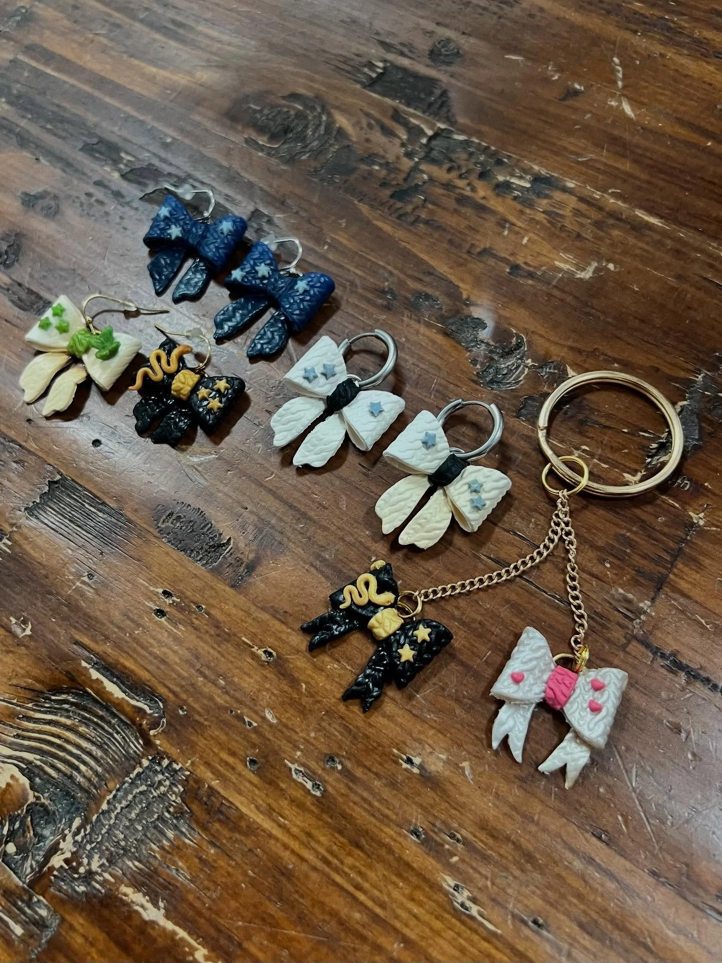 Always in good company with creative Swifties! This evening I taught some lovely ladies how to make bows inspired by the Taylor Swift cardigan AND her various eras. Thank you to @heavyseasbeer for having us 🍻. The perfect way to celebrate AUGUST. Co