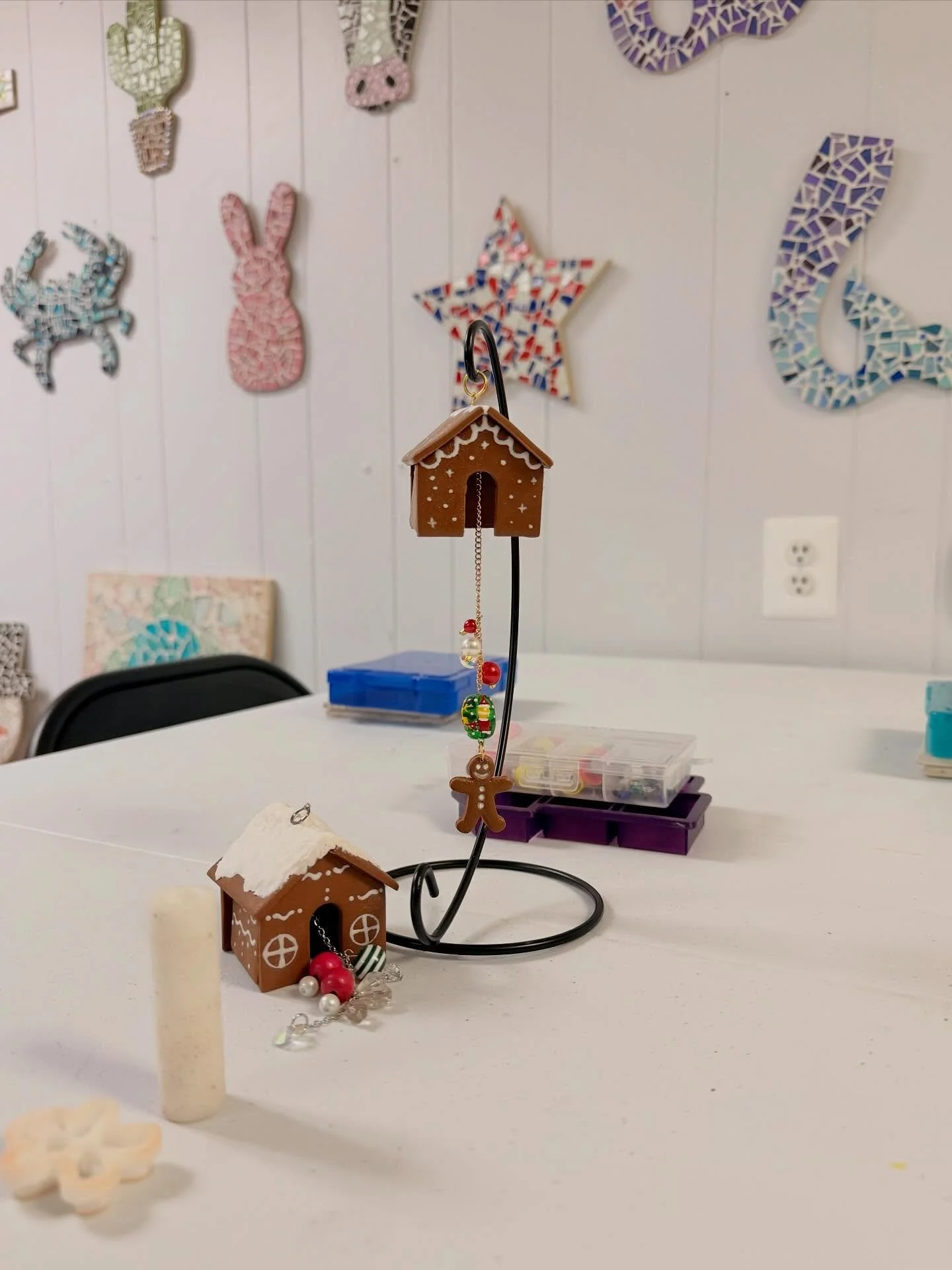 It&rsquo;s always a treat teaching at @simplymadehere 🤎
Thank you to my lovely students for taking some time out of their day to be creative with me! (And please share photos of your finished houses because I didn&rsquo;t get a group shot 🫠) You&rs