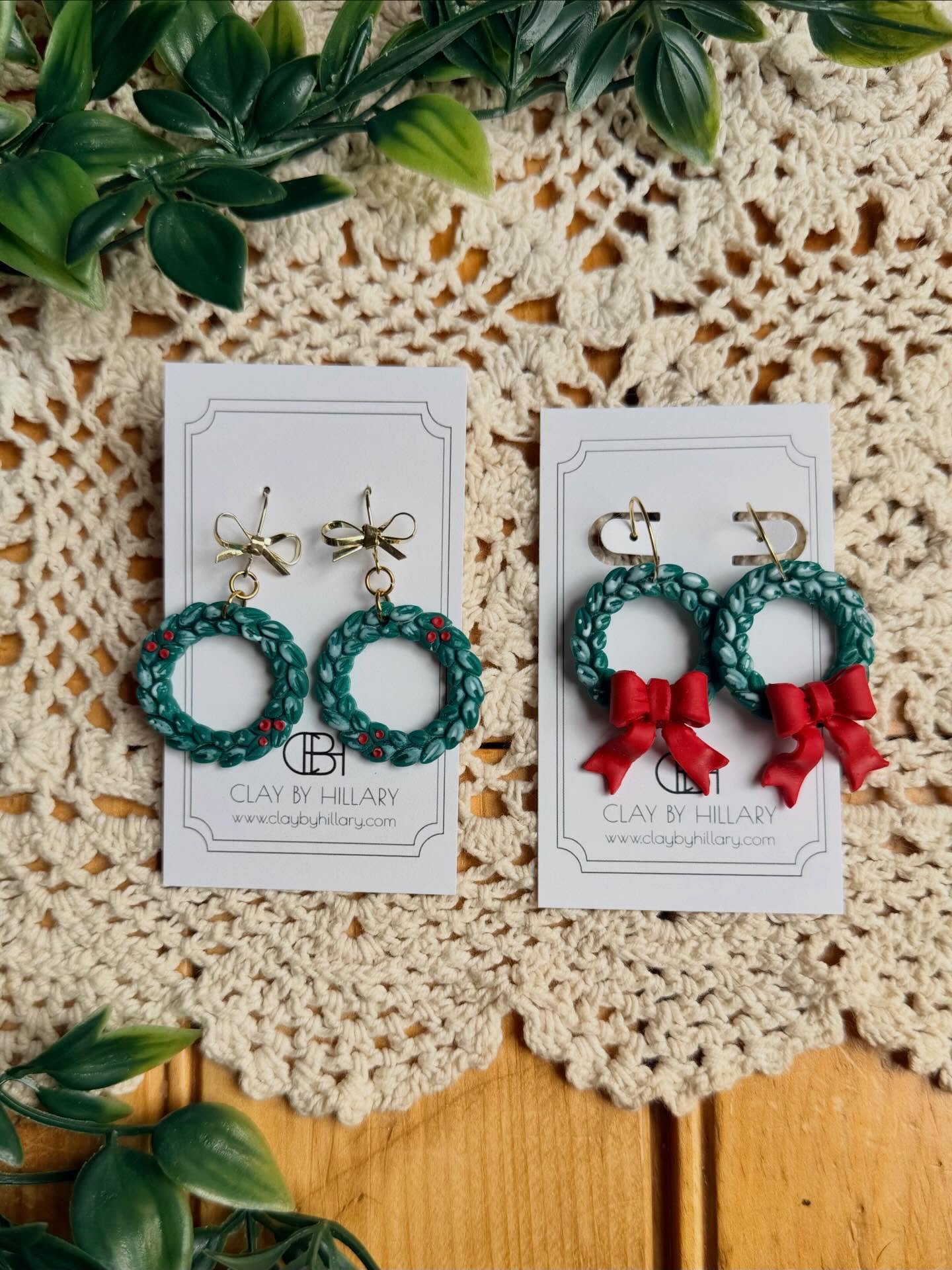 I always try to change up my wreaths every year. This year I added a dusting of snow! Which style do you like best?