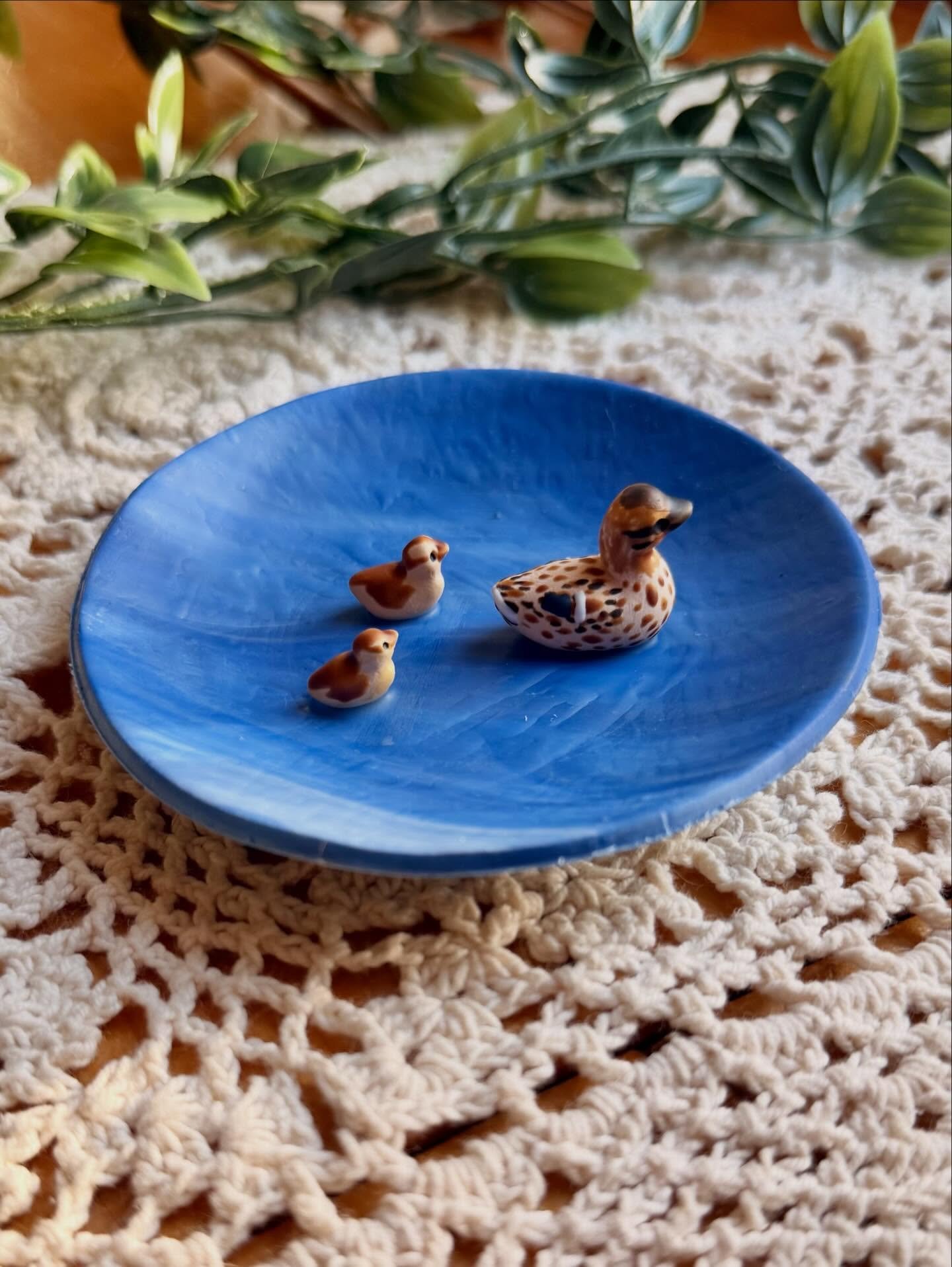 For those wondering why I made that TEENY TINY duckling - may I present the Duck Trinket Dish. You can even hang your rings on mama duck! 🦆 I&rsquo;ll has a very limited supply at my markets this weekend at @simplymadehere &amp; @rhousebaltimore