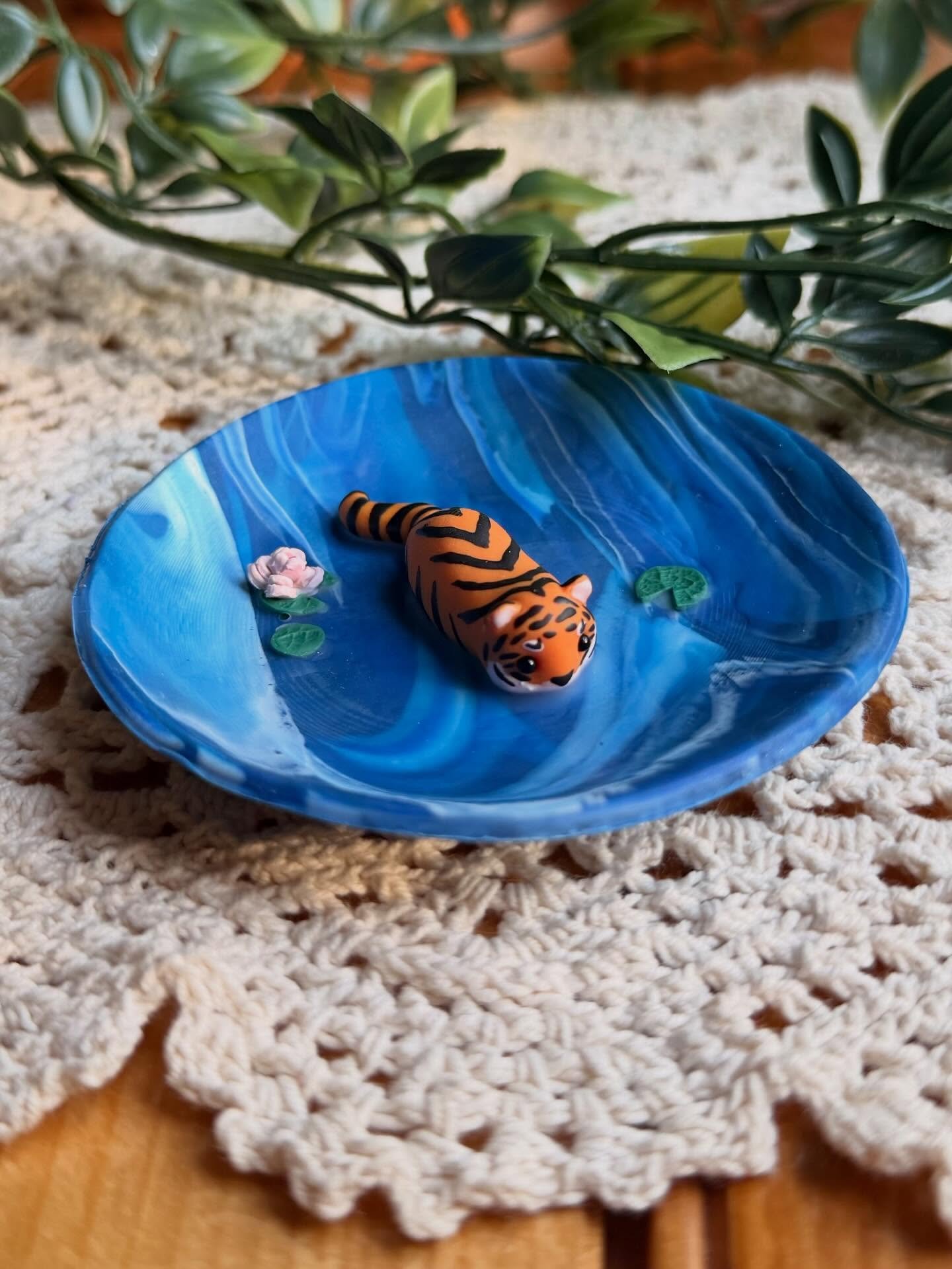 I was inspired by the INCREDIBLE work of @kelseyceramics when making this lil guy. You&rsquo;ll be seeing a lot more animal inspired pieces as I prep for Brew at the Zoo with @marylandzoo 🐯