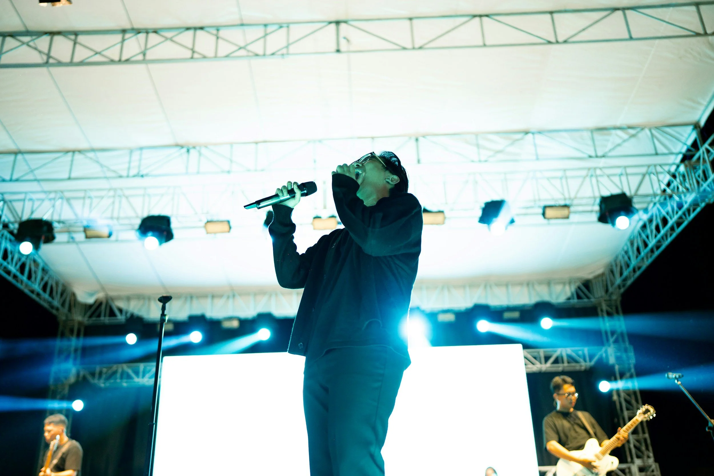 Singing on Stage vs. Online Performance: Vocal Health Strategies