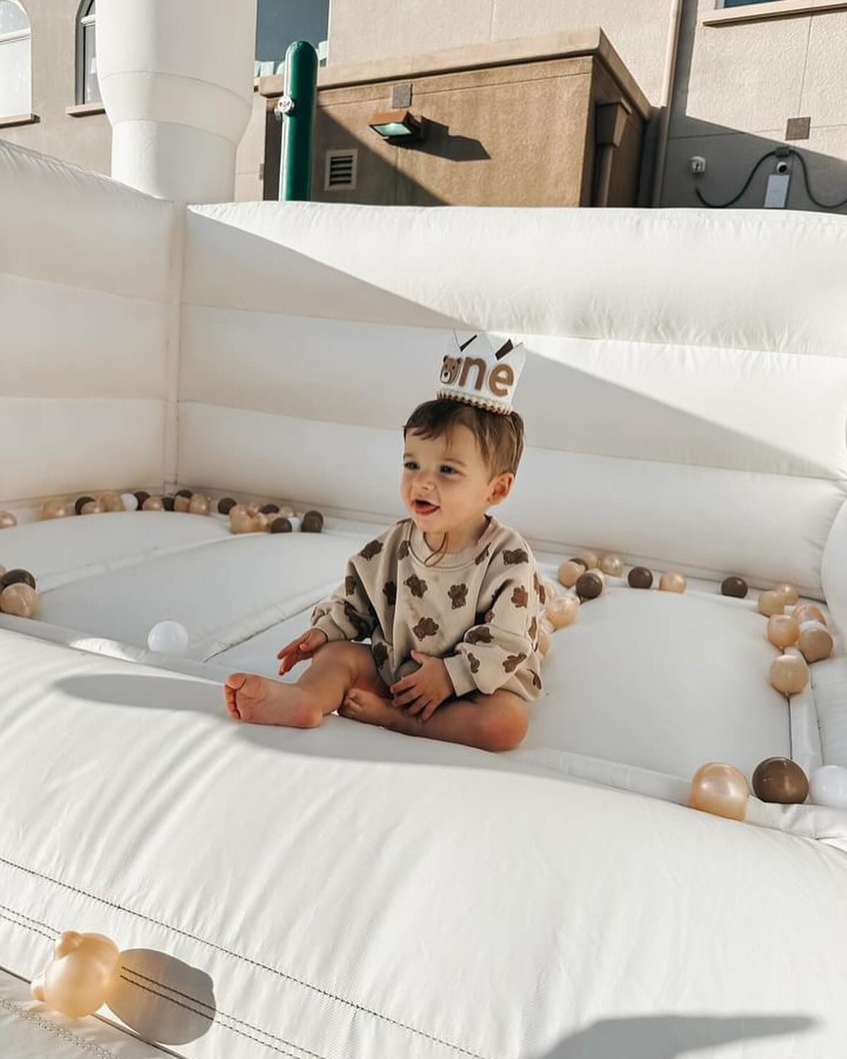 The mini is perfect for little kids &amp; little spaces. At just 8x8ft we can fit this cute bounce house in most spaces including inside homes &amp; garages! 🤩 

We have the mini available in white &amp; pink 🎉

Huge thank you to @themamabirdblog f