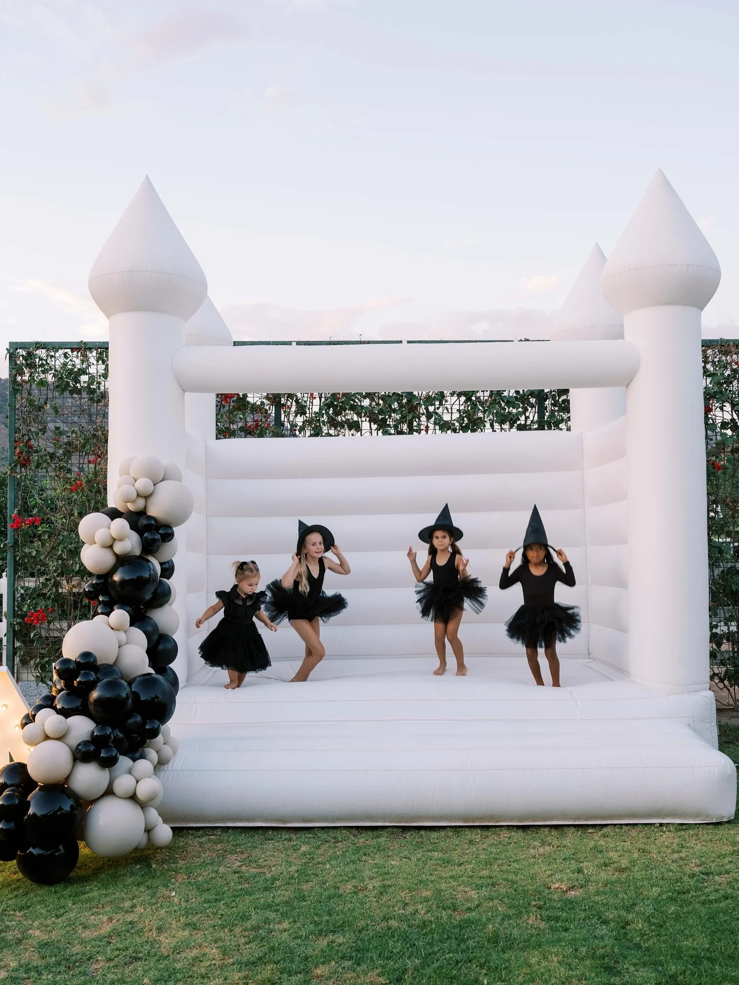 Spamming you with Halloween all week because we just absolutely love this time of year π€
Design, tablescape, backdrops, balloons @rentbohobabes 
Photography @mirellecarmichaelphoto 
Bounce house and kids chairs @inflatesandiego 
Vinyl wraps and foa