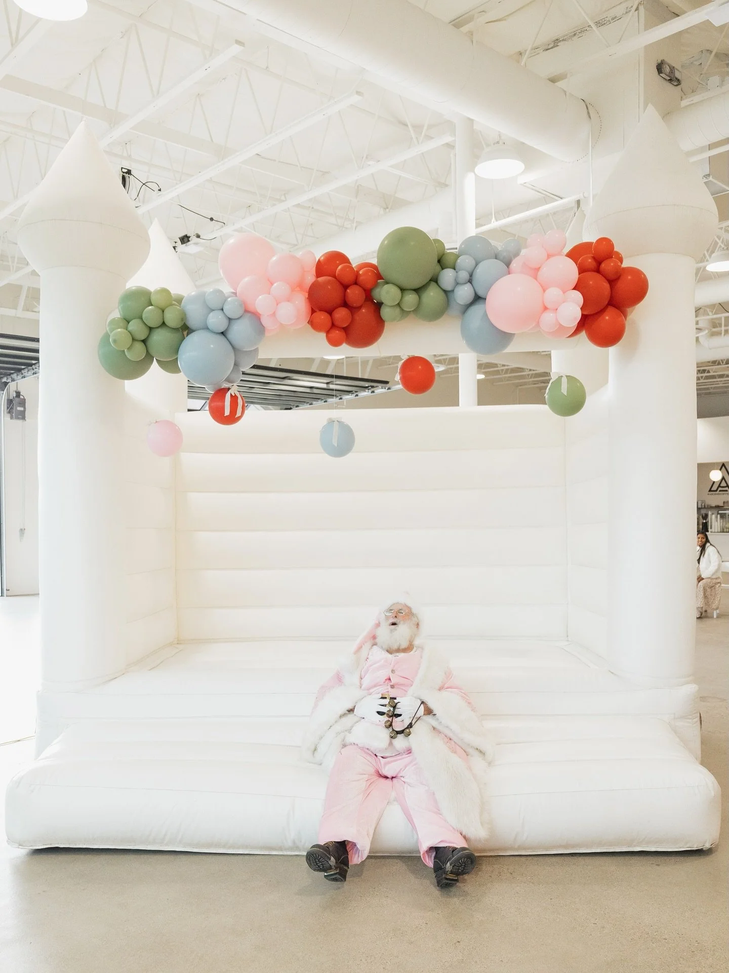 You&rsquo;ve heard it here first&hellip;even Santa is a fan of Inflate San Diego bouncers 🎅🏰🎄

Design: @siftedandsugaredstudio
Planning: @inflateeventssandiego
Photography: @salome_palomino
Venue: @thecommonsvenue
Cake + Cookies: @siftedandsugared
