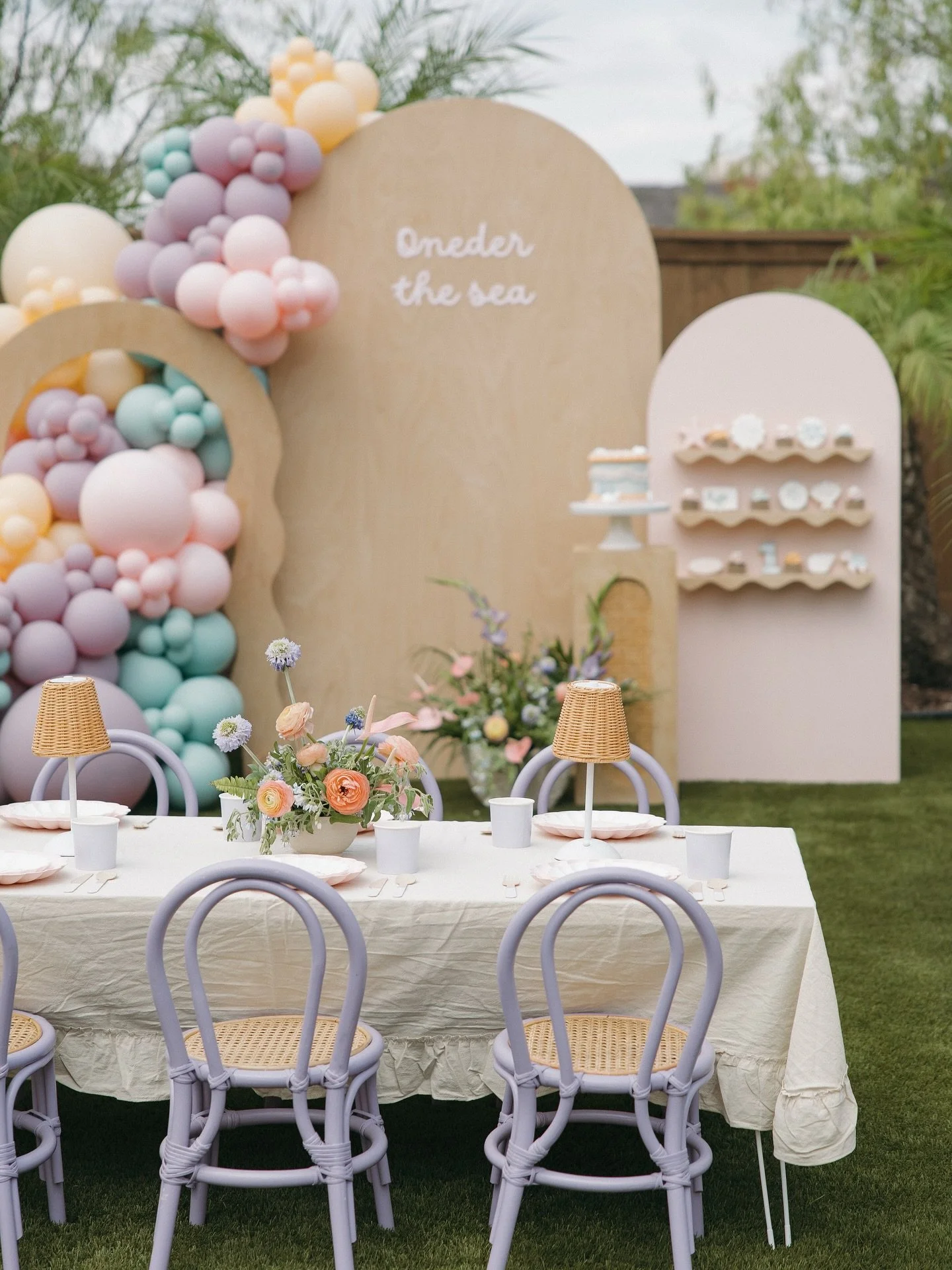 When you live in San Diego, an ocean-inspired party is always in season 🌊✨

design &amp; styling: @siftedandsugaredstudio
photographer: @srgnt.photos
kids table + chair rentals: @inflatesandiego
florals: @destinedtobeflorals
cake &amp; cookies: @sif