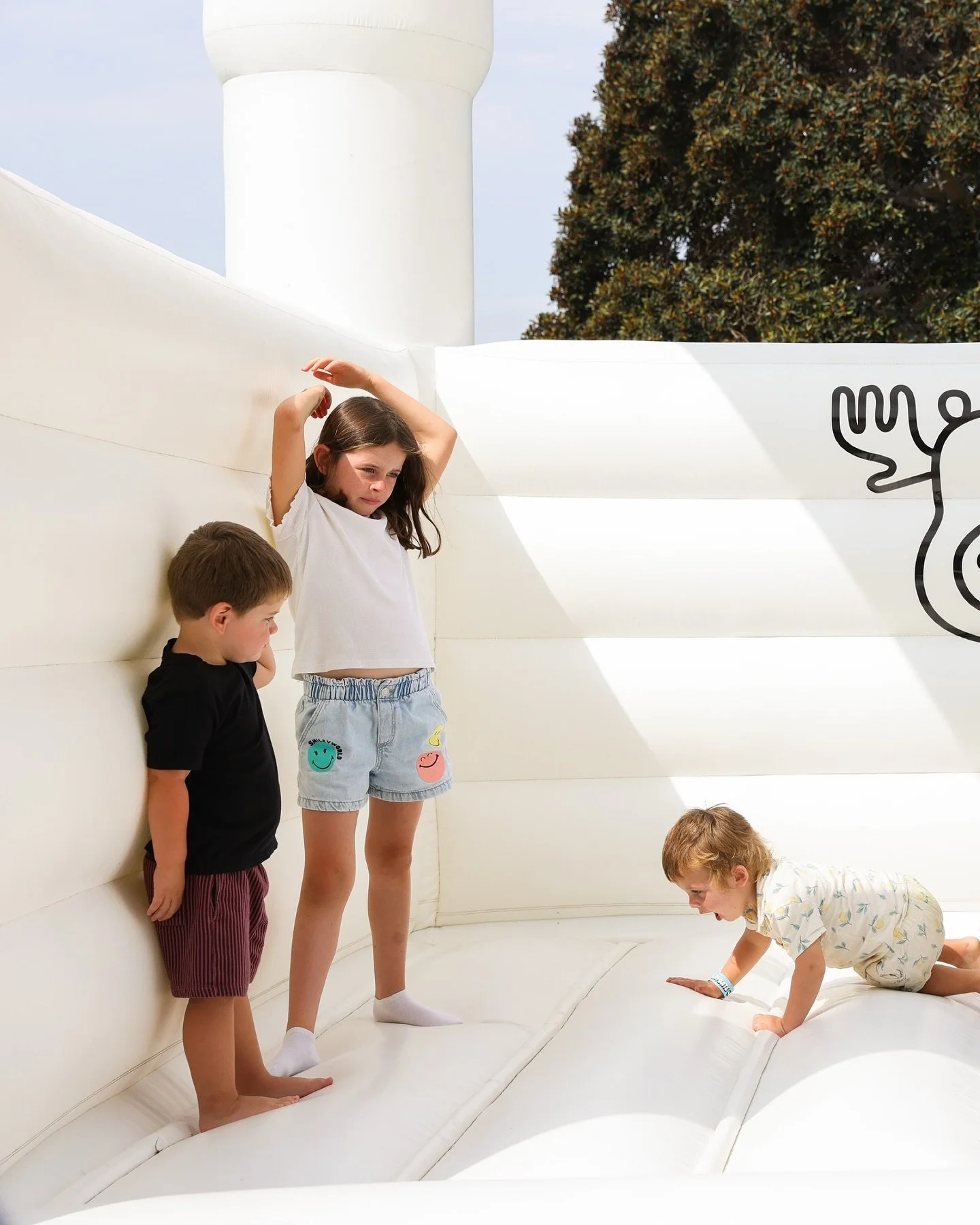 Throwing it back to last year&rsquo;s San Diego Play Date hosted by @tubbytodd - a day full of play, smiles, and nonstop energy! We loved being part of this fun-filled event and bringing three inflatables for the little ones to enjoy 🏰🎈🧼