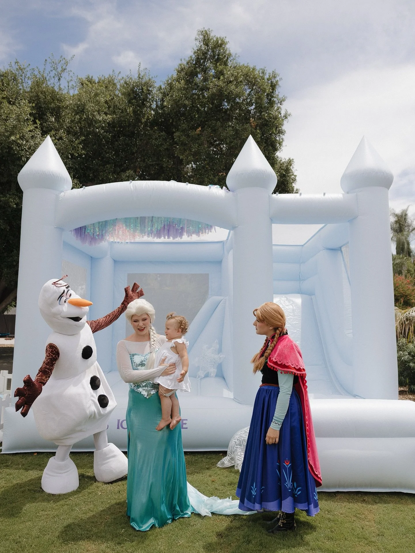 This winter weather has us feeling like we&rsquo;re in Arendelle ❄️☃️🌨️

Mama: @kaitlynnbernstein
Photographer: @montanacrumlishphotography
Design &amp; planning: @inflateeventsandiego
Castle backdrop, balloons &amp; linen sign: @rentbohobabes
Marqu