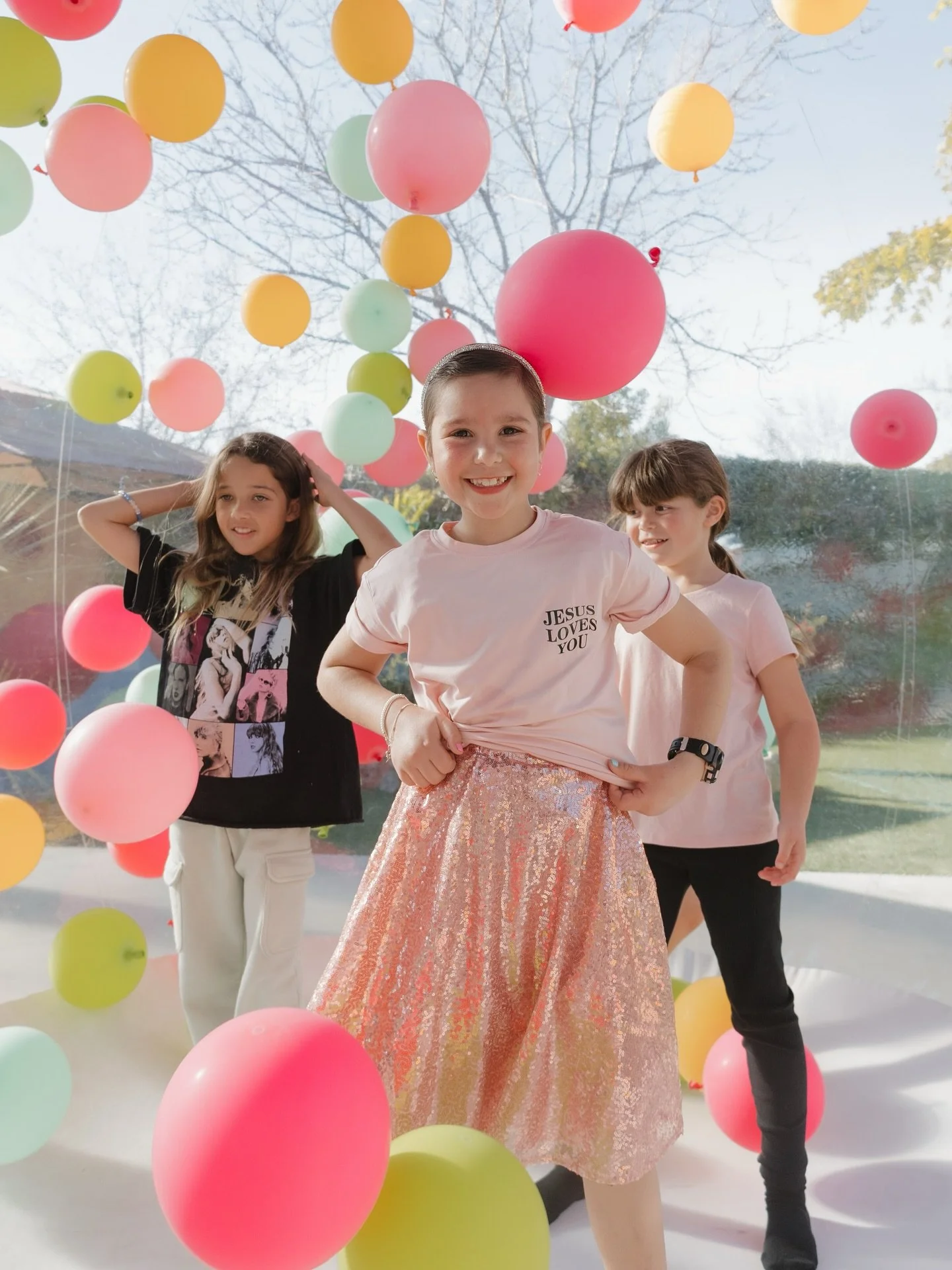 SHE BEAT IT 🩵 name a better reason to celebrate&hellip;we&rsquo;ll wait ⏰ 

Host &amp; bar: @fignfeatherbarco
Photographer: @salome_palomino
Planning, design: @inflateeventssandiego
Venue: @rivergardenweddings
backdrops &amp; balloons: @rentbohobabe