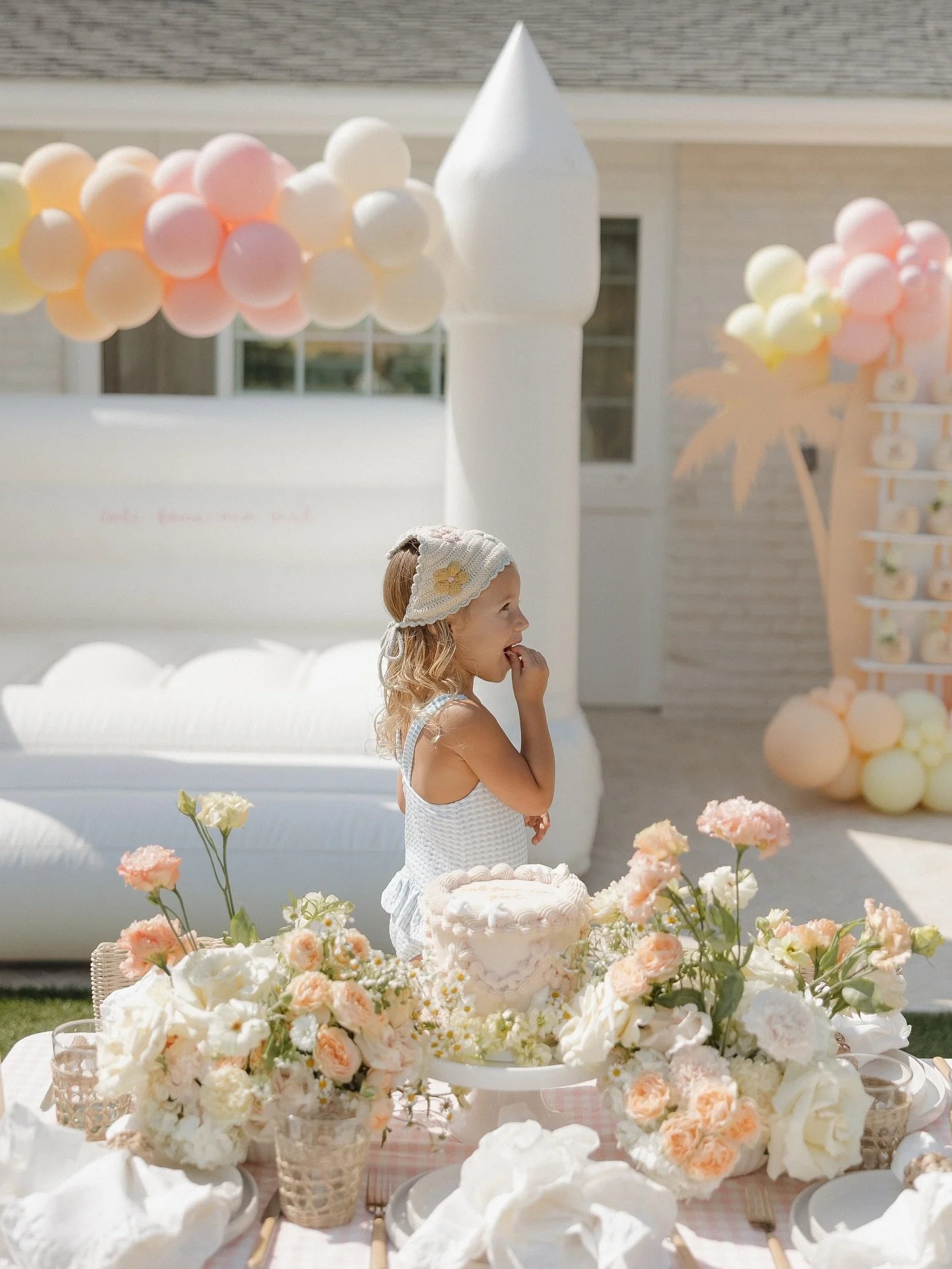 This weather has us dreaming of all the summer parties and what better theme for a cutie 4th birthday than Cali-FOUR-Nia girl 🥥☀️🏄&zwj;♀️

Photographer: @montanacrumlishphotography
Design: @siftedandsugaredstudio
Backdrops, balloons, &amp; rentals: