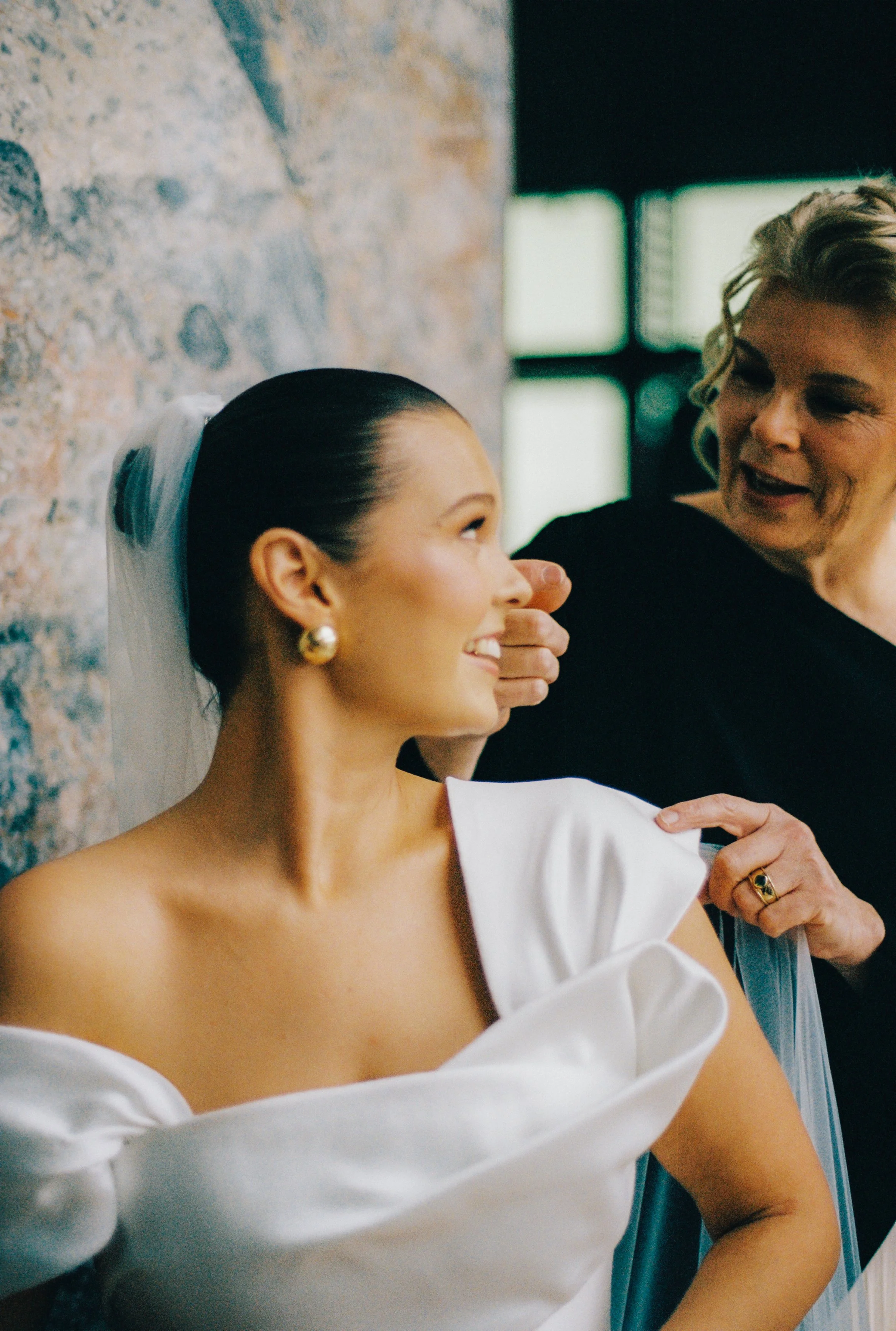 GETTING READY - BELLA + TRIS-156.jpg