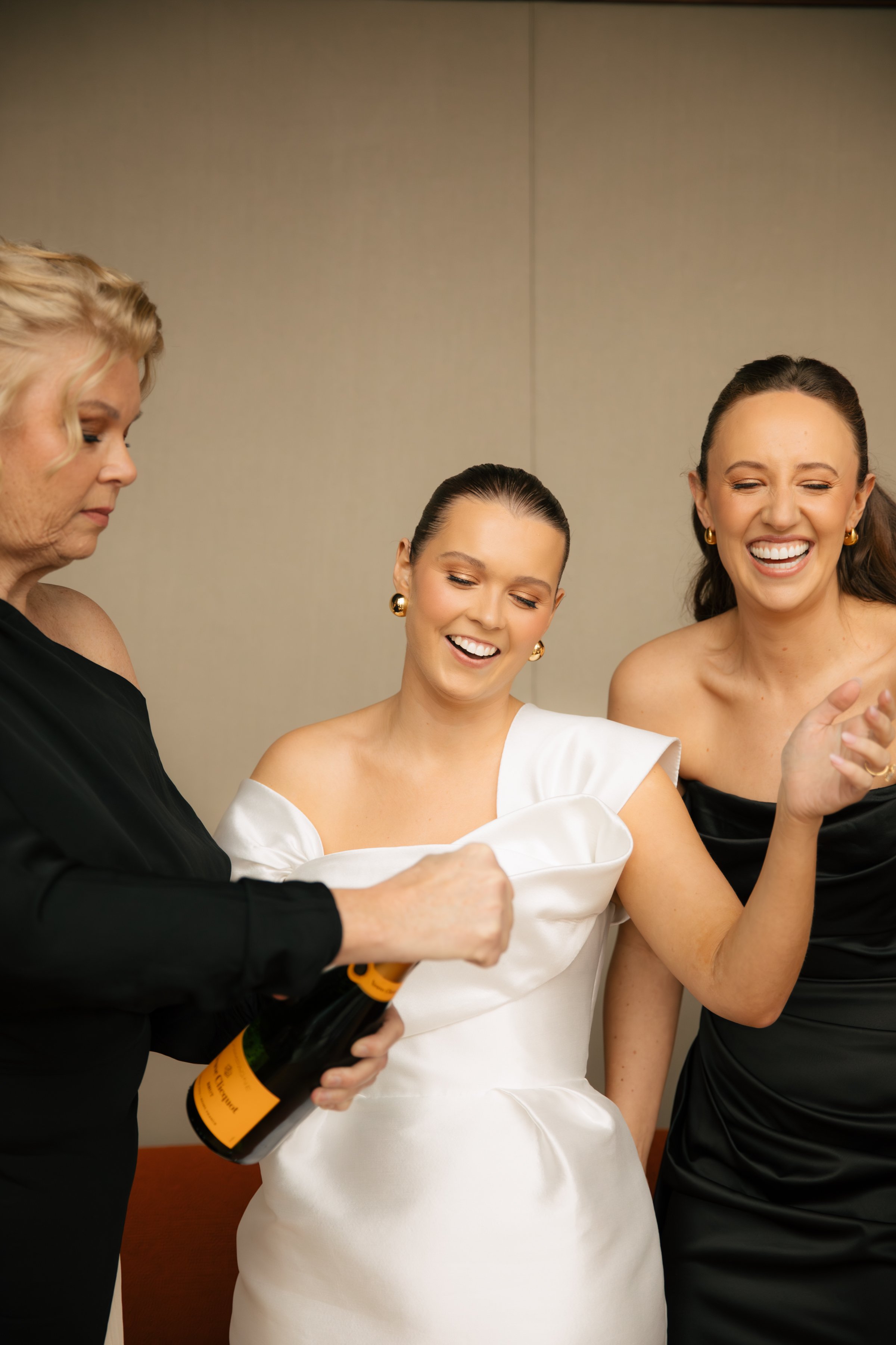 GETTING READY - BELLA + TRIS-108.jpg