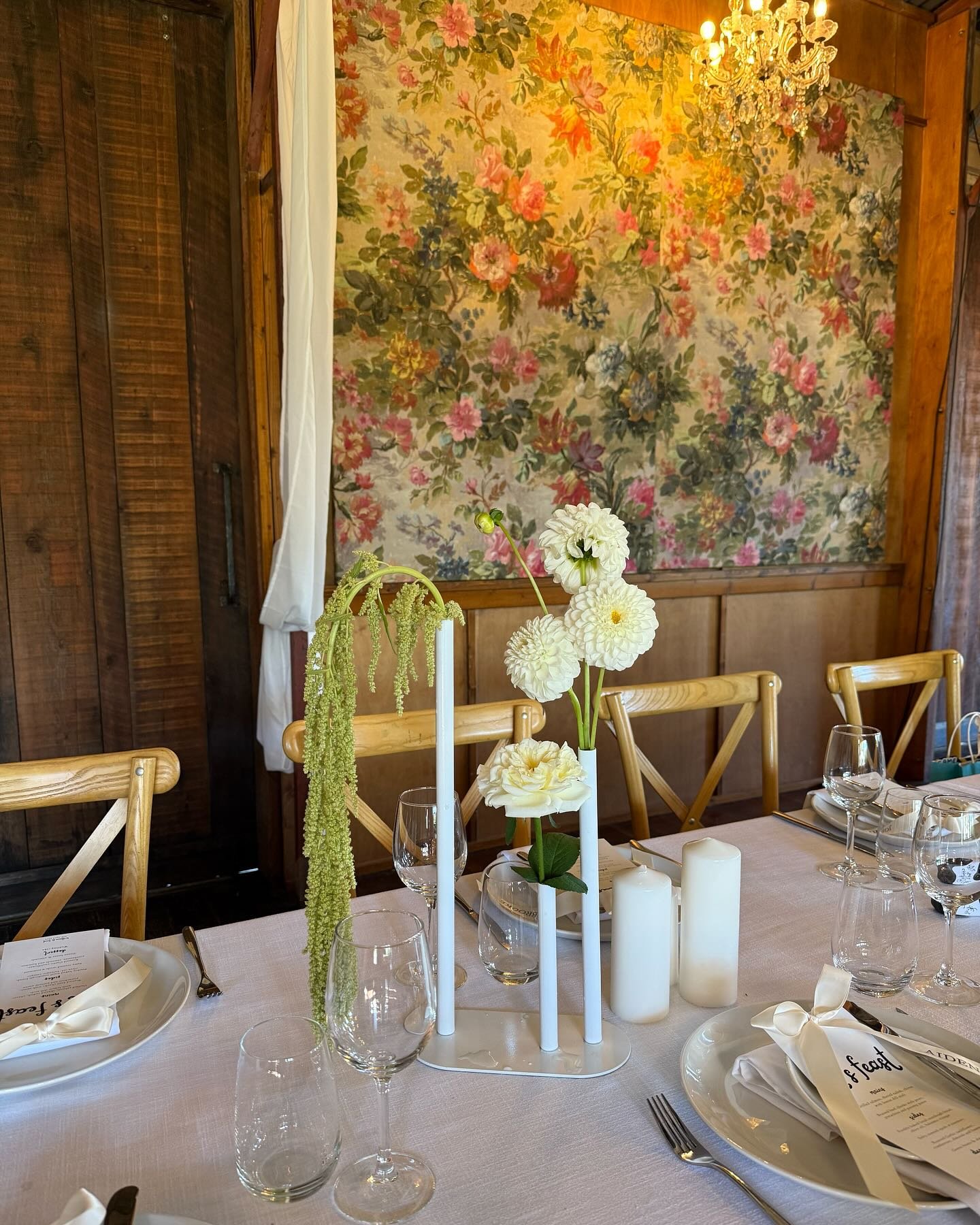 The Reception 
⠀⠀⠀⠀⠀⠀⠀⠀⠀
Britt &amp; Trent&rsquo;s stunning set up in Chester&rsquo;s at Terrara House. We loved working in this space to bring it to life with flowers ✨