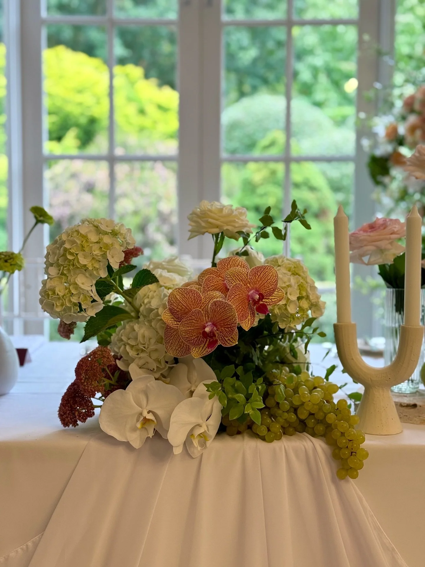 Bridal Table Moments 🍋
⠀⠀⠀⠀⠀⠀⠀⠀⠀
Using fruit, candles, travertine styling blocks &amp; table numbers to really dress up the newlyweds table.