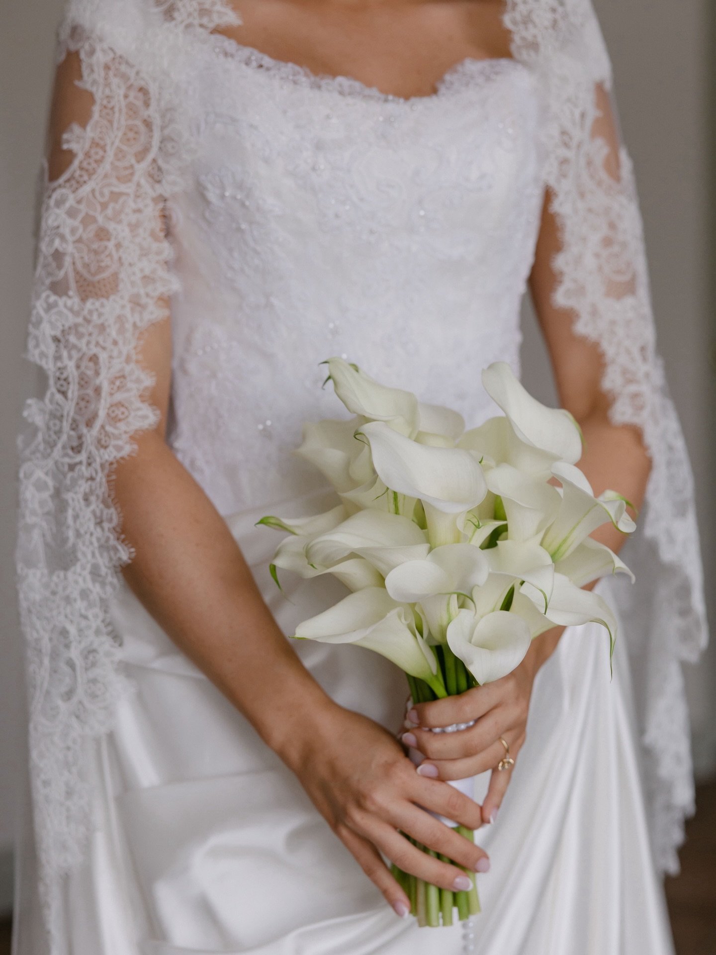 a moment for the dress (and the calla lily bouquet 🤍)

Pics by the very talented @blaisebell