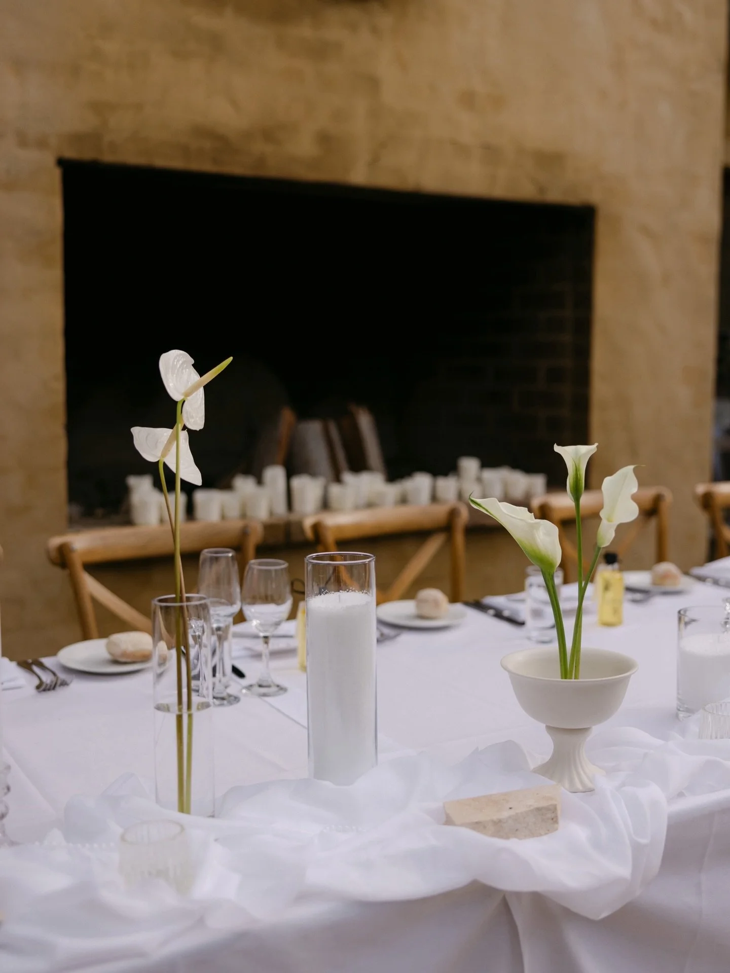 I &amp; L | the Reception
A thoughtful combination of compotes, bud vases, candles, travertine and (if you look closely) pearls. A stunning way to compliment the courtyard at @cvrestaurant