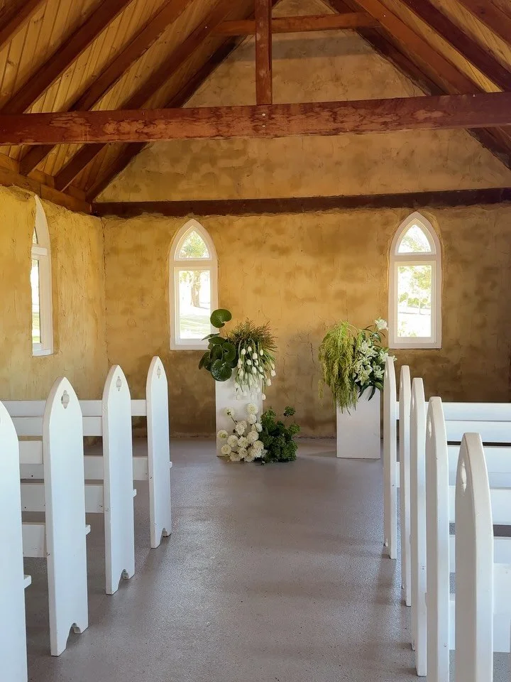 Slany &amp; Lach&rsquo;s day 💚
Loved working in the gorgeous chapel at @pepperscreek_barrelroom creating these dreamy, drapey plinth arrangements to perfectly frame the couple while they say &lsquo;I Do&rsquo;
