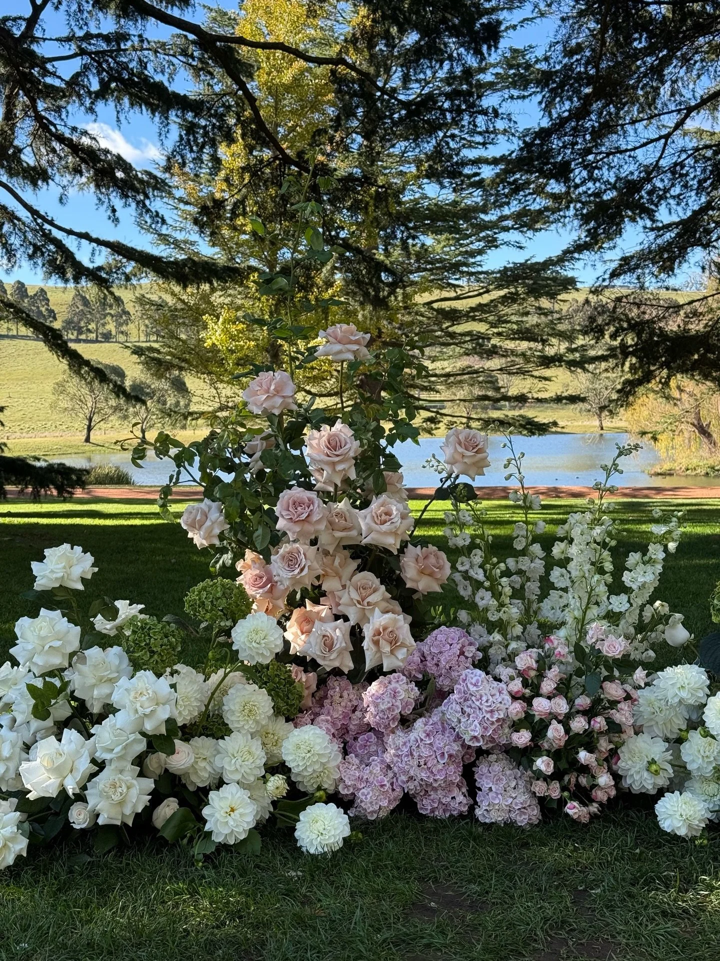 BTS of Bec &amp; Yatin&rsquo;s Ceremony 
This floral nest was the perfect set up to compliment the beautiful grounds of Bendooley ✨