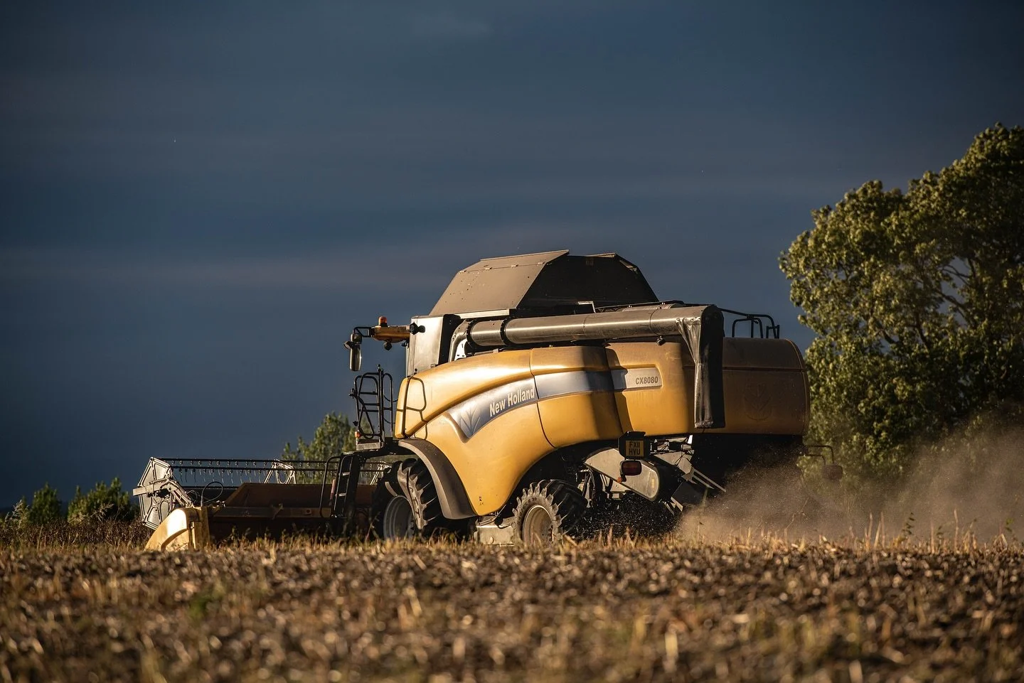 Found this little throwback gem racing the dark skies a few years back! 📸🚜

As the weather has been so up and down recently, the start of harvest for our neighbours growing barley and OSR has been a bit stop start, so this pic seemed quite apt!

Fa