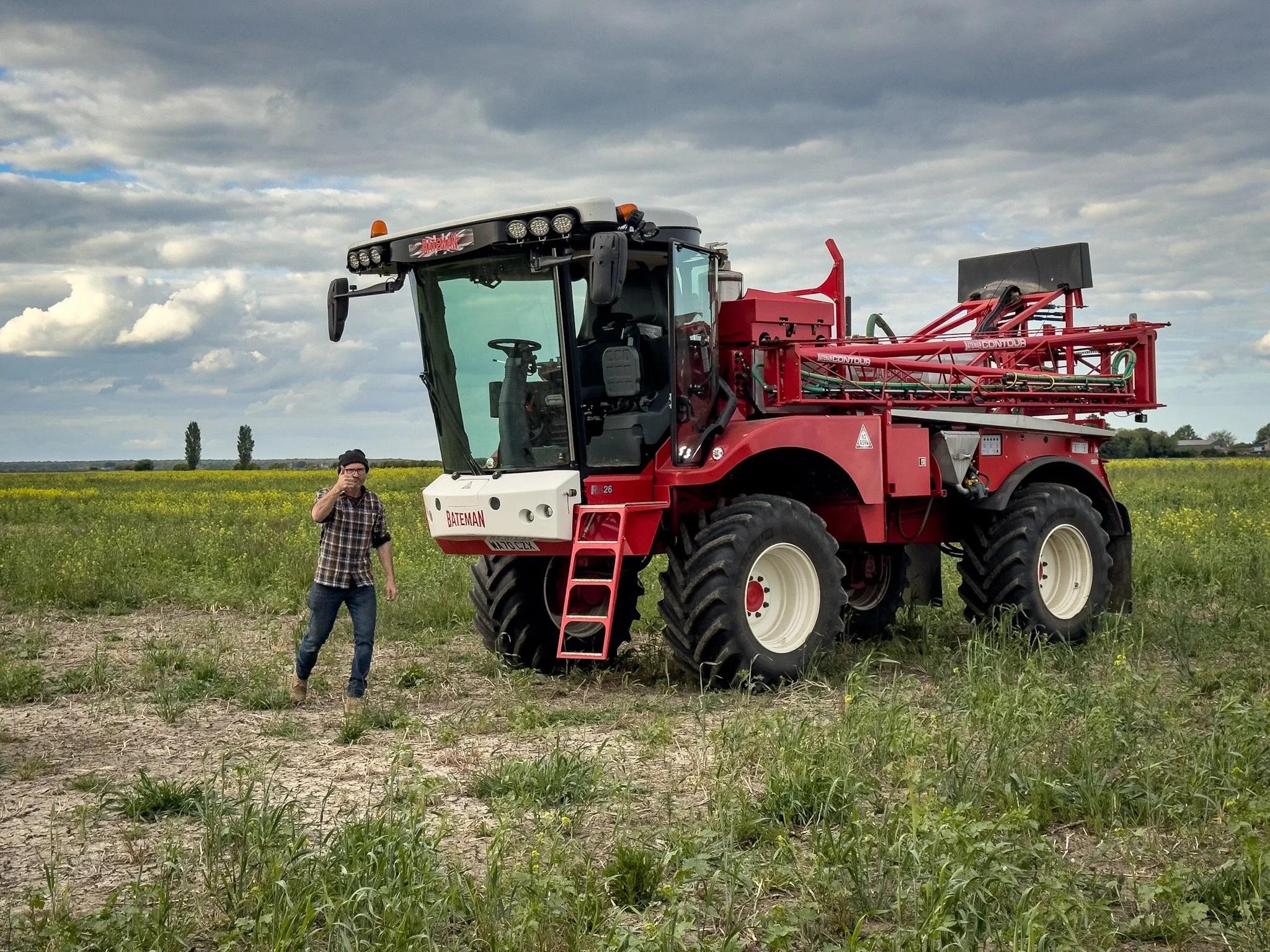 It&rsquo;s all go! Super busy on the farm right now, a brief moment with James as he cracks on with everything! 🚜🌱

This is our first machine with GPS, hard not to take control and worry if it&rsquo;s missing bits 🙄. Every little helps as they say