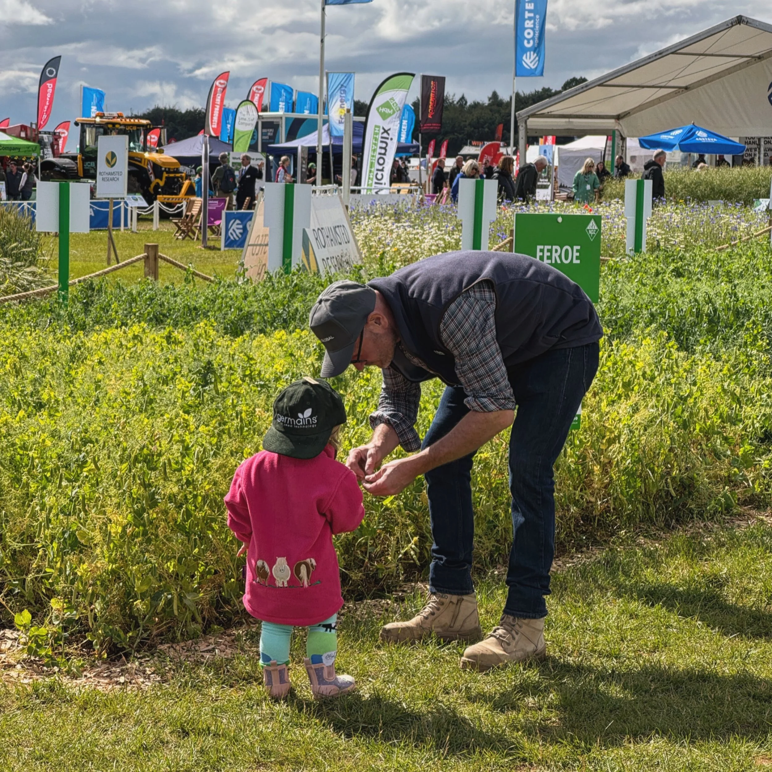 Great day at @cerealseventuk! 🌾👌🏻

Little legs has eaten her body weight in biscuits, ice cream, chips, crisps and cake.. she&rsquo;s had a fabulous time looking at crop trials and tractors! 🌱🚜🍰🍪

Seen some great tech and machinery, and the ra