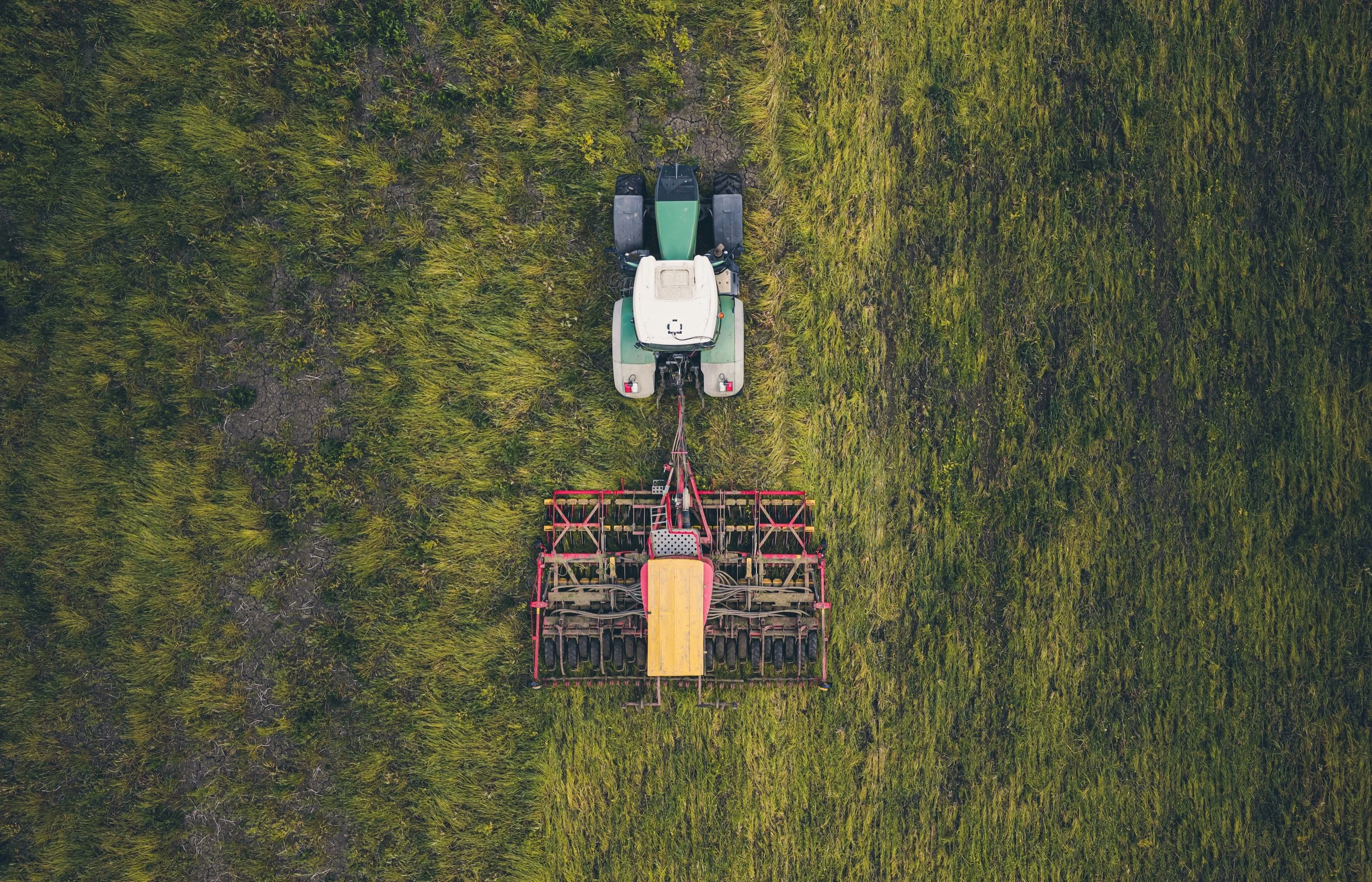 🦅👀🔭Going straight in!

This year&rsquo;s winter bird seed in the ground and hopefully loving the rain! 🌱

📸 @jbfarminglife &amp; @canoninthecountry 

#britishfarming #farminguk #vaderstad #farmlife #fendt