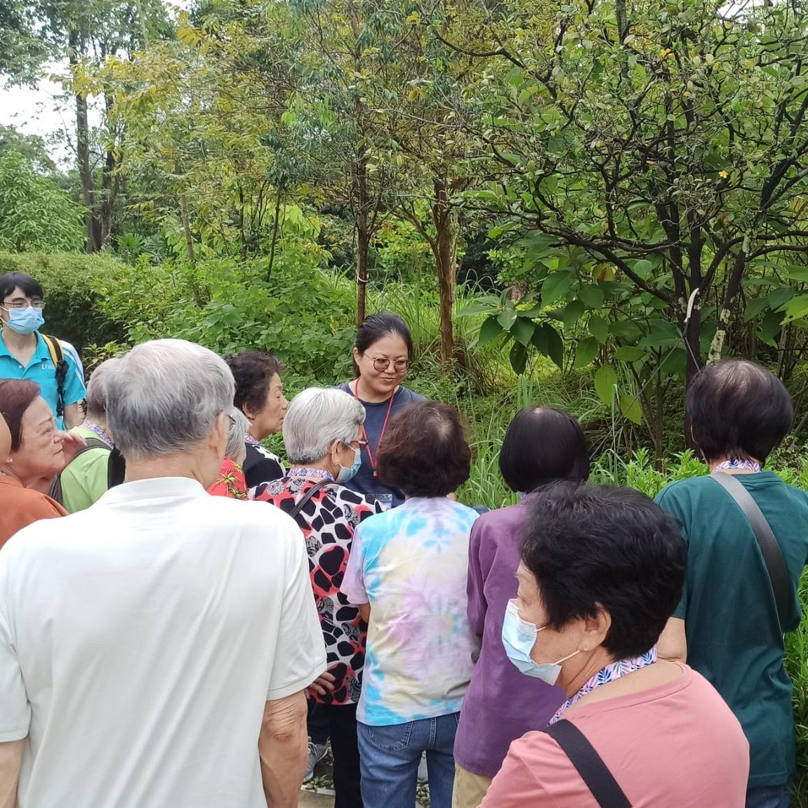 During our recent scented sachet TH session at Jurong Lake Gardens with the seniors, Trainer Cai Ting experienced several memorable moments. As we strolled through the Therapeutic Garden, engaging conversations took place that highlighted the seniors