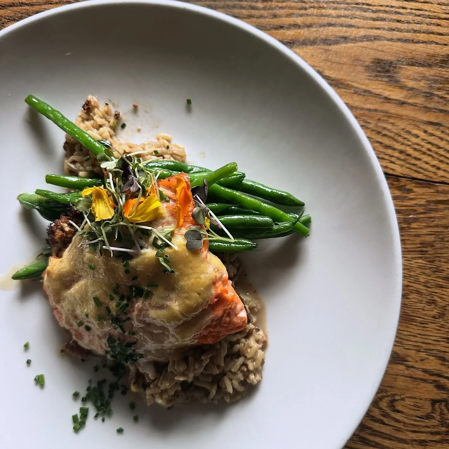 It&rsquo;s a buzzing Music Monday with @divinelorrainetheband &amp; cozy features all week long! 

FEATURES 10/13-10/18

SOUP //
corned beef &amp; cabbage
corn, potatoes

MUSSELS //
peppers, onions, &amp; white wine

APPETIZER// 
baba ghanoush flatbr
