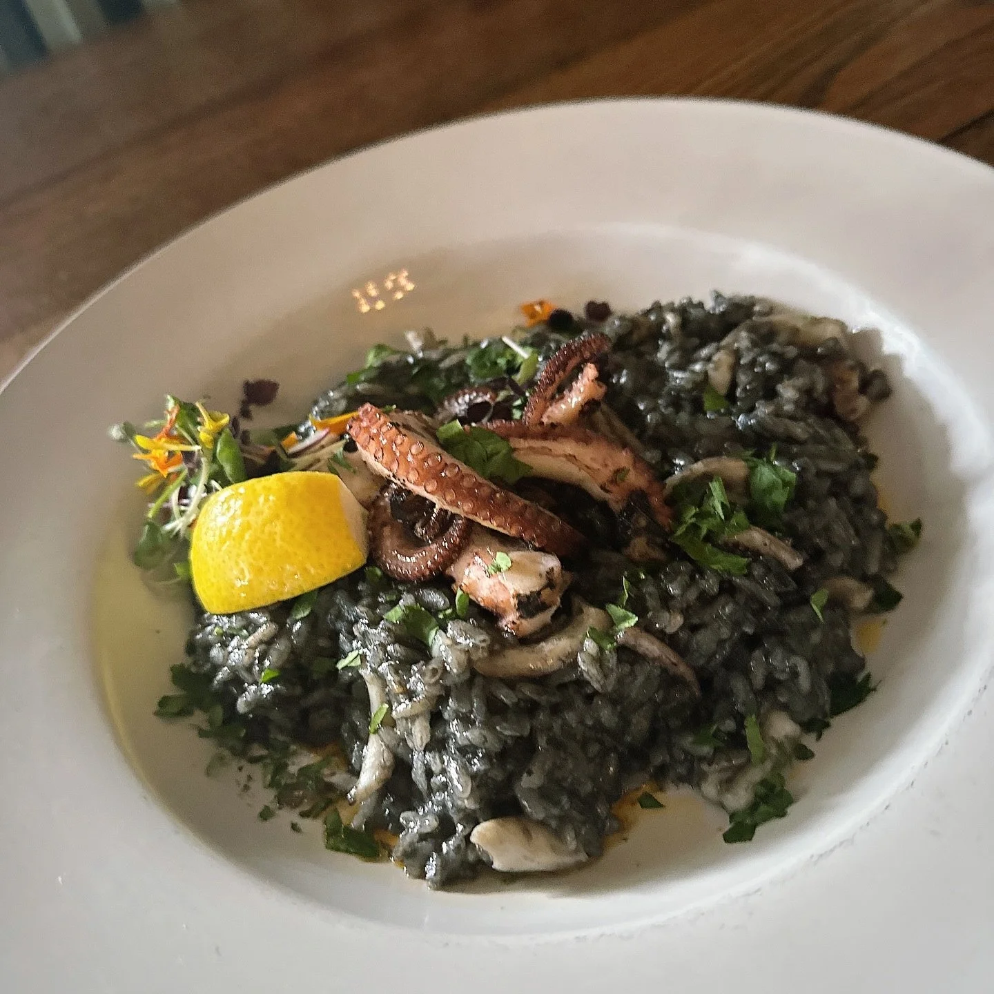 Halloween week means we have some dangerously delicious specials 👻
.
.
SOUP //
hearty zuppa toscana 
Italian sausage, potatoes, kale, bacon, cream, parsley 
MUSSELS //
pesto & cream 
APPETIZER // (3 pieces)
devils eggs 
spicy yolk filling, pir