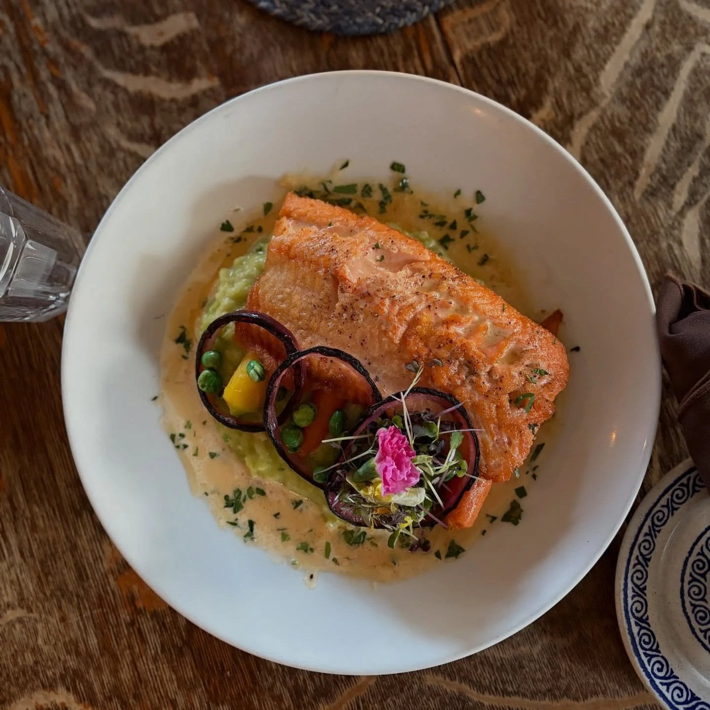 Not sure what we ❤️ more, the wild norwegian trout or the creamy pea risotto &hellip; damn, that&rsquo;s good! Get it while you can. 🎣 🫛 

Also! The race is close in the four @montcohappening &ldquo;best of&rdquo; categories we&rsquo;ve been nomina