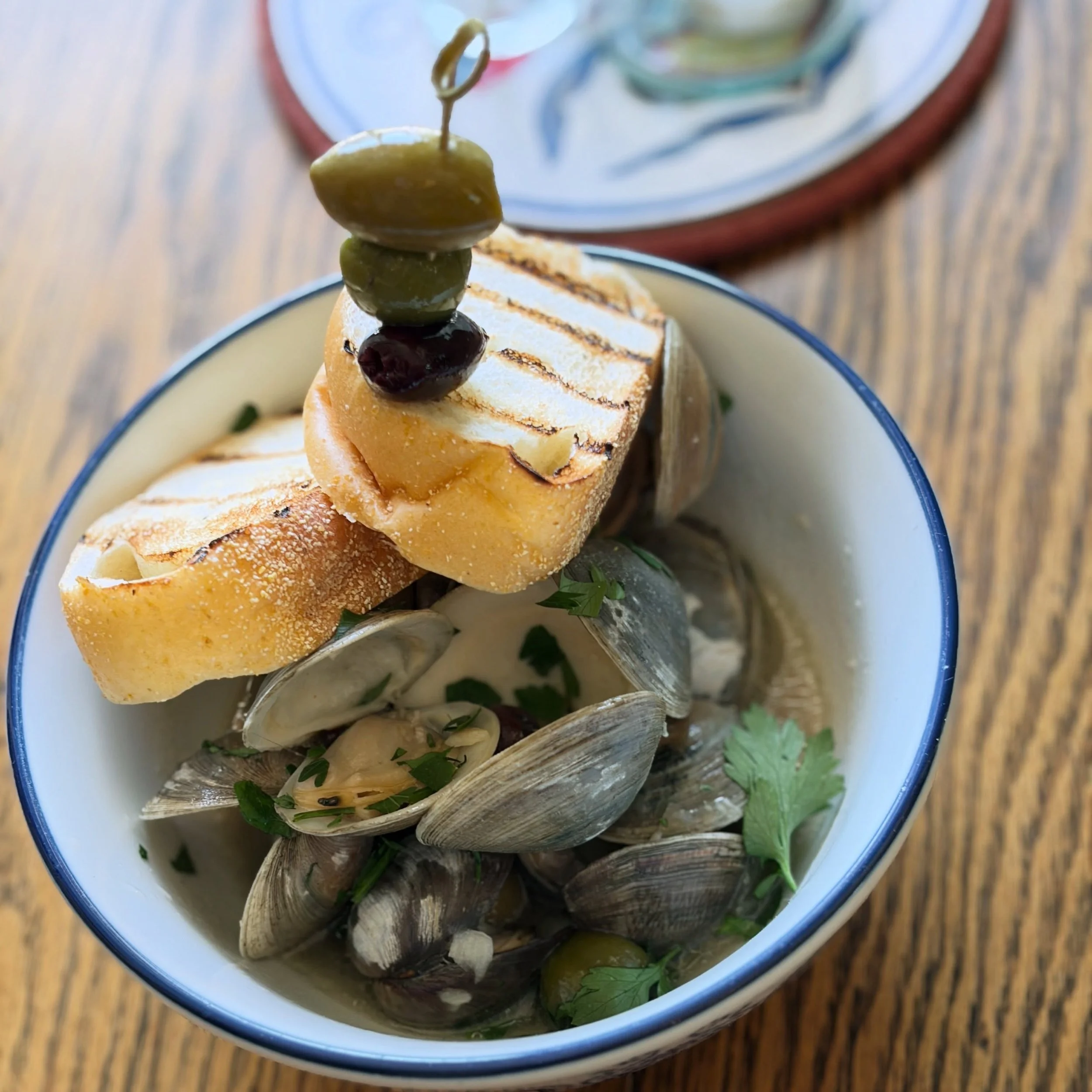 This week&rsquo;s clams got the dirty martini treatment! 
🫒🫒🫒 for the olive lovers out there 🫒🫒🫒
.
.
FEATURES 9/1 - 9/5

SOUP //
TUES, chicken soup &amp; pasta
WED, french onion 

CLAMS //
drunken dirty martini 
garlic, shallot, white wine, med