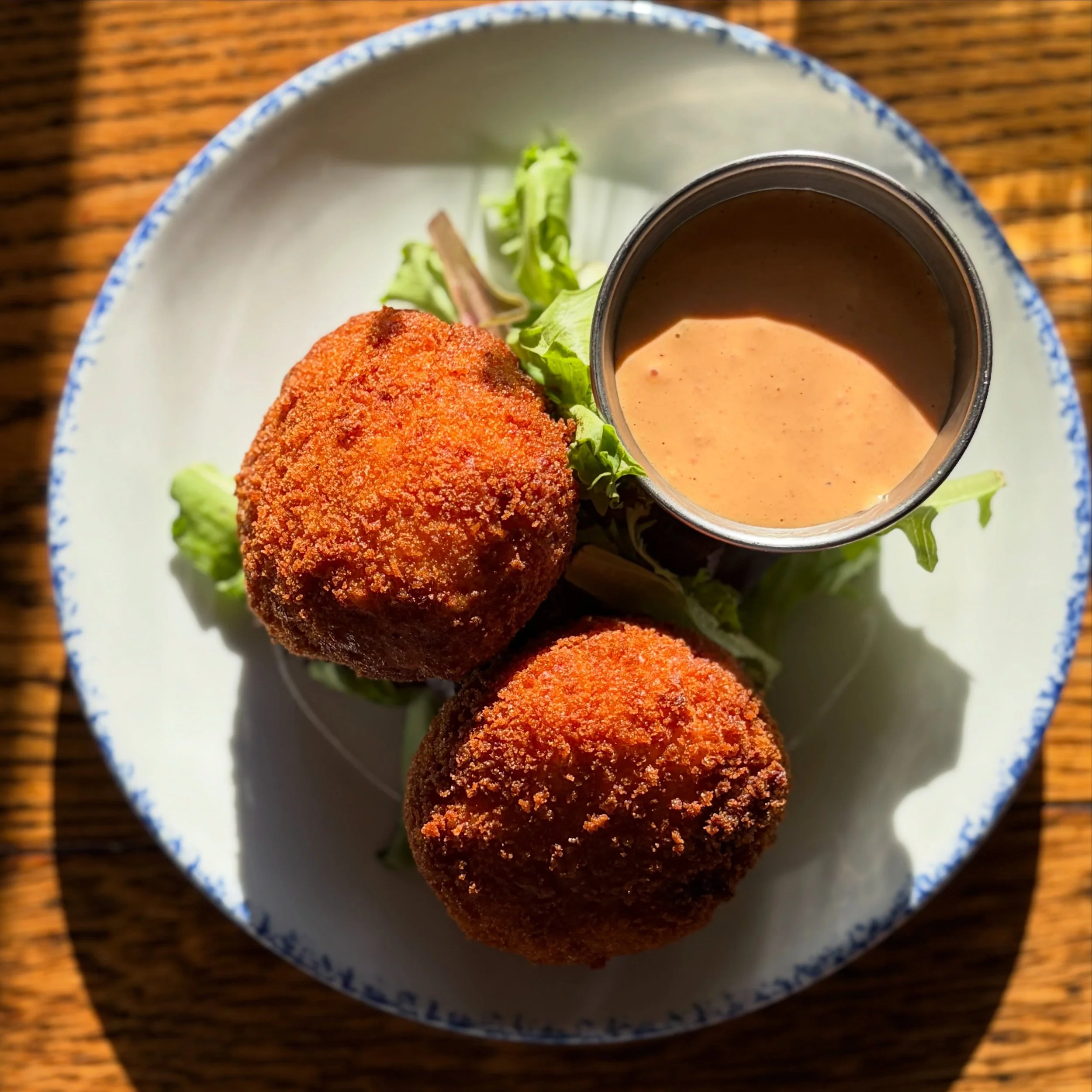 FEATURES STARTING 10/7

SOUP //
manhattan clam chowder
sweet potatoes, spanish chorizo, tomatoes

APPETIZER //
panko crusted salmon cakes
roasted red pepper remoulade

PUBFARE //
fried cod wrap
sesame kohlrabi &amp; brussels sprout slaw, sriracha tar