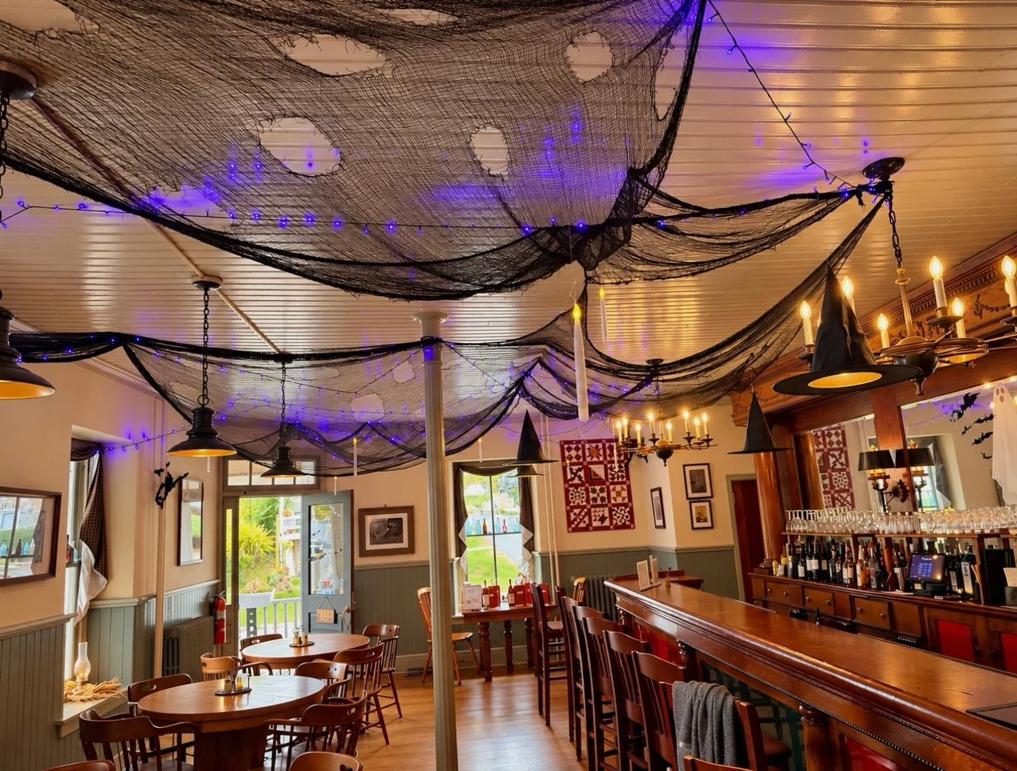 Tis the season! 🧙&zwj;♀️ 

FEATURES STARTING 10/22

SOUP //
creamy pumpkin with fennel &amp; maple sage drizzle

APPETIZER //
pumpkin spiced bacon wrapped scallops
cranberry cocktail

FLATBREAD //
fig jam, brie spread, caramelized onions, arugula, m
