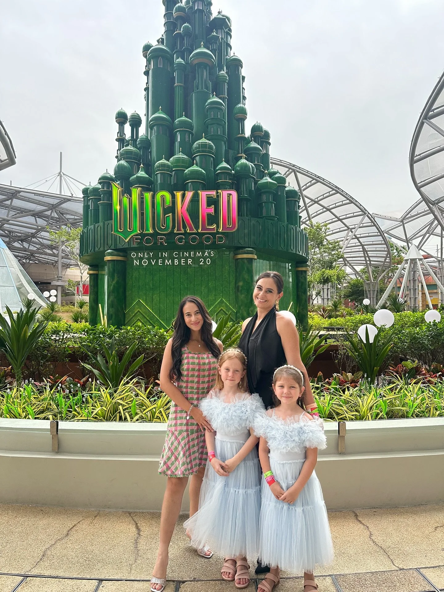 🩷💚 One short day in the Emerald City ✨

And what a day it really was! We got to meet Ariana Grande, Cynthia Erivo, Michelle Yeoh, and &ldquo;Uncle&rdquo; Jeff Goldblum (as Ollie lovingly calls him 😆).
We even had the chance to watch Wicked: For Go