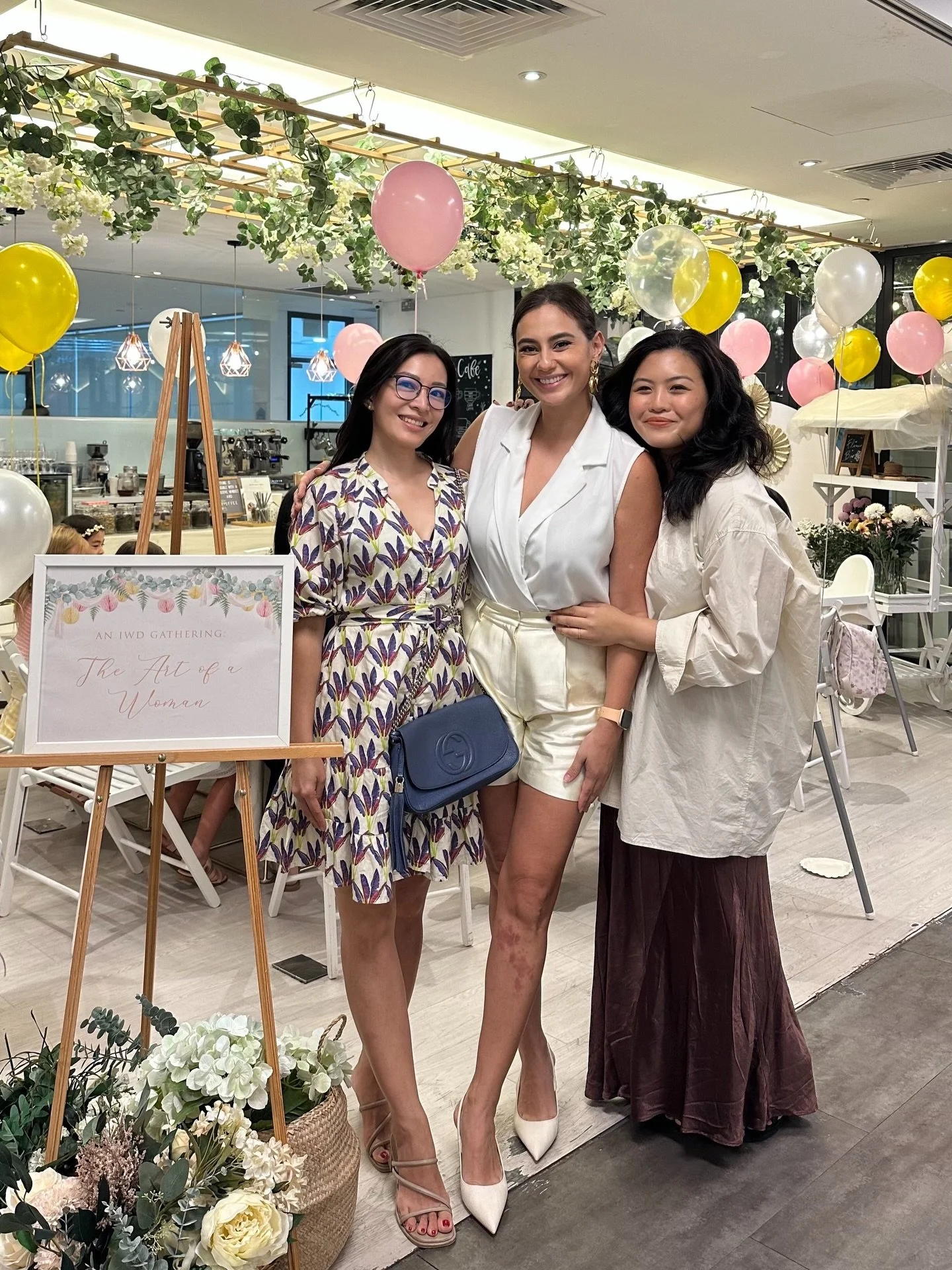 Celebrating International Women&rsquo;s Day at @trehausco with some of my favourite women 💛 and yes, every day is Women&rsquo;s Day! 🌸

@louboutins ✨ @hellolaurenho