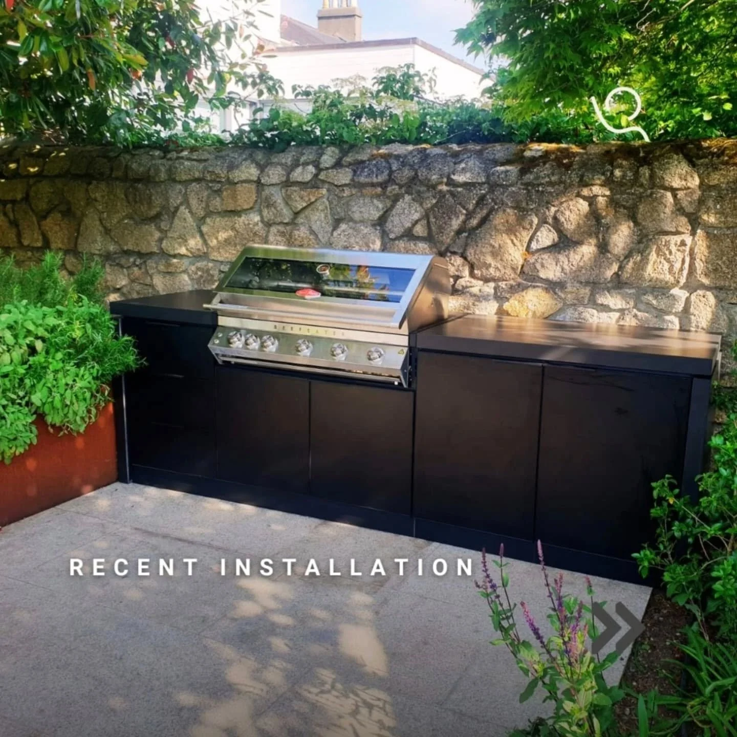 @theoutdoorsceneirl - Dream Garden Meets Dream Kitchen

Here&rsquo;s a sneak peek at one of our latest outdoor kitchen installs &mdash; a stunning Cabinex Kitchen complete with the Beefeater 7000 Premium 5-Burner BBQ and a Koda Gas Pizza Oven.

From 