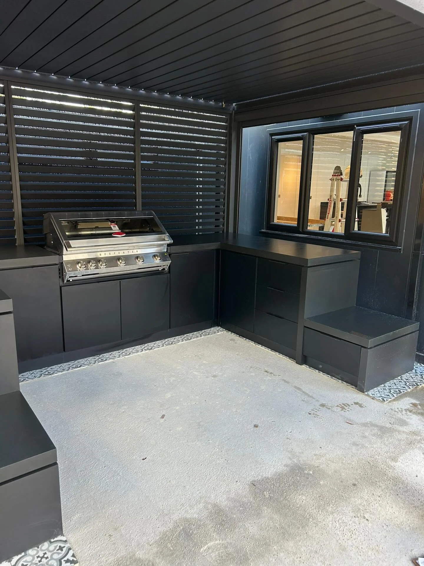 Happy Friday! This communal kitchen has been waiting to make its debut. With our 7000 Series Premium BBQ at the heart of the space, every detail was chosen to make cooking and gathering effortless and enjoyable. Today we&rsquo;re showing the finished