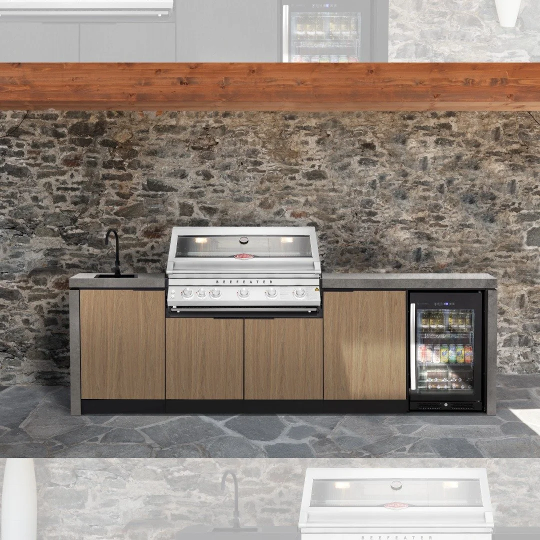 The warm tones of these golden oak door finishes beautifully enhances this outdoor oasis, creating a welcoming and stylish entrance that seamlessly blends natural elegance with outdoor living. This Cabinex PRO kitchen is Paired with the BeefEater 700