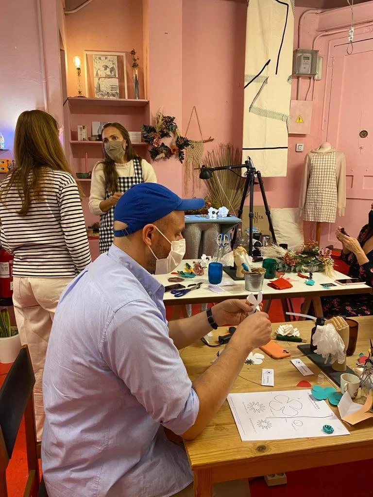 Participant creating a handmade wreath during Mosaic Flowers festive workshop in Barcelona