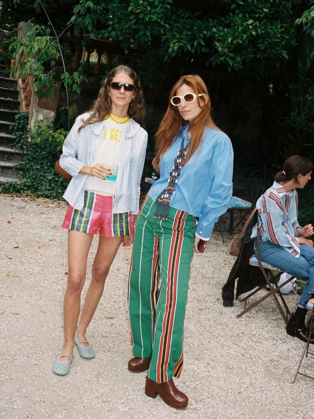Guests enjoying the La Veste × Ivine Paris launch event surrounded by a bespoke flower market installation in the gardens of Hotel Particulier Barcelona