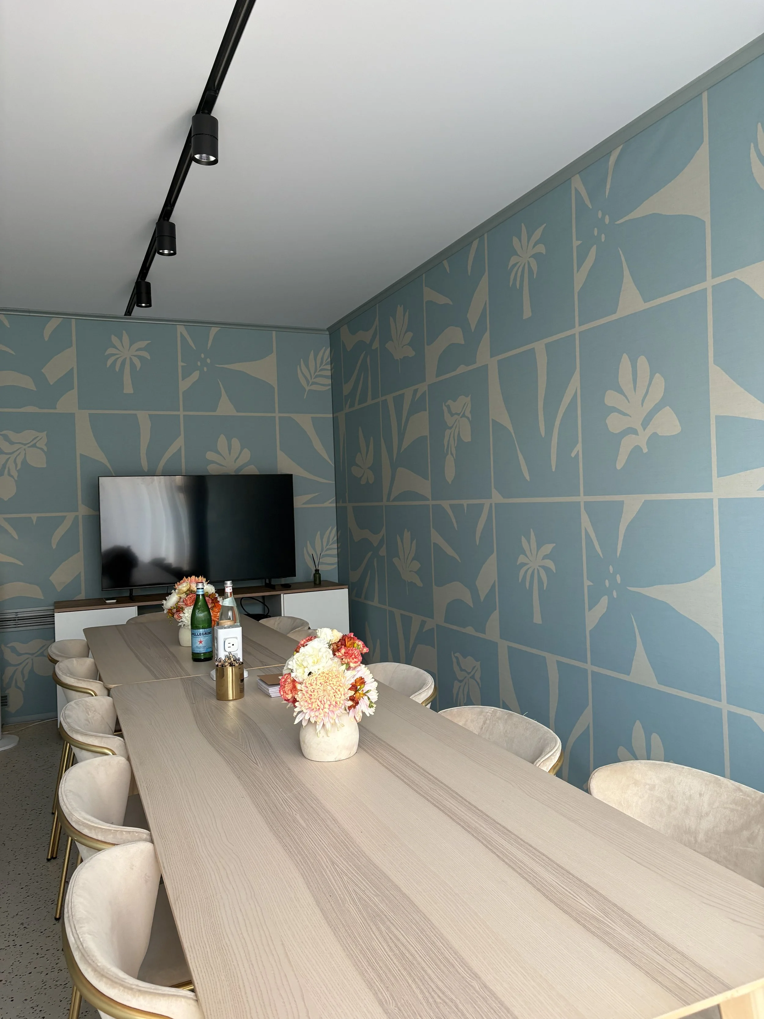 Elegant floral composition decorating the Amazon meeting room at Cannes Lions, featuring luxury blooms in a contemporary ceramic vase for a refined corporate environment