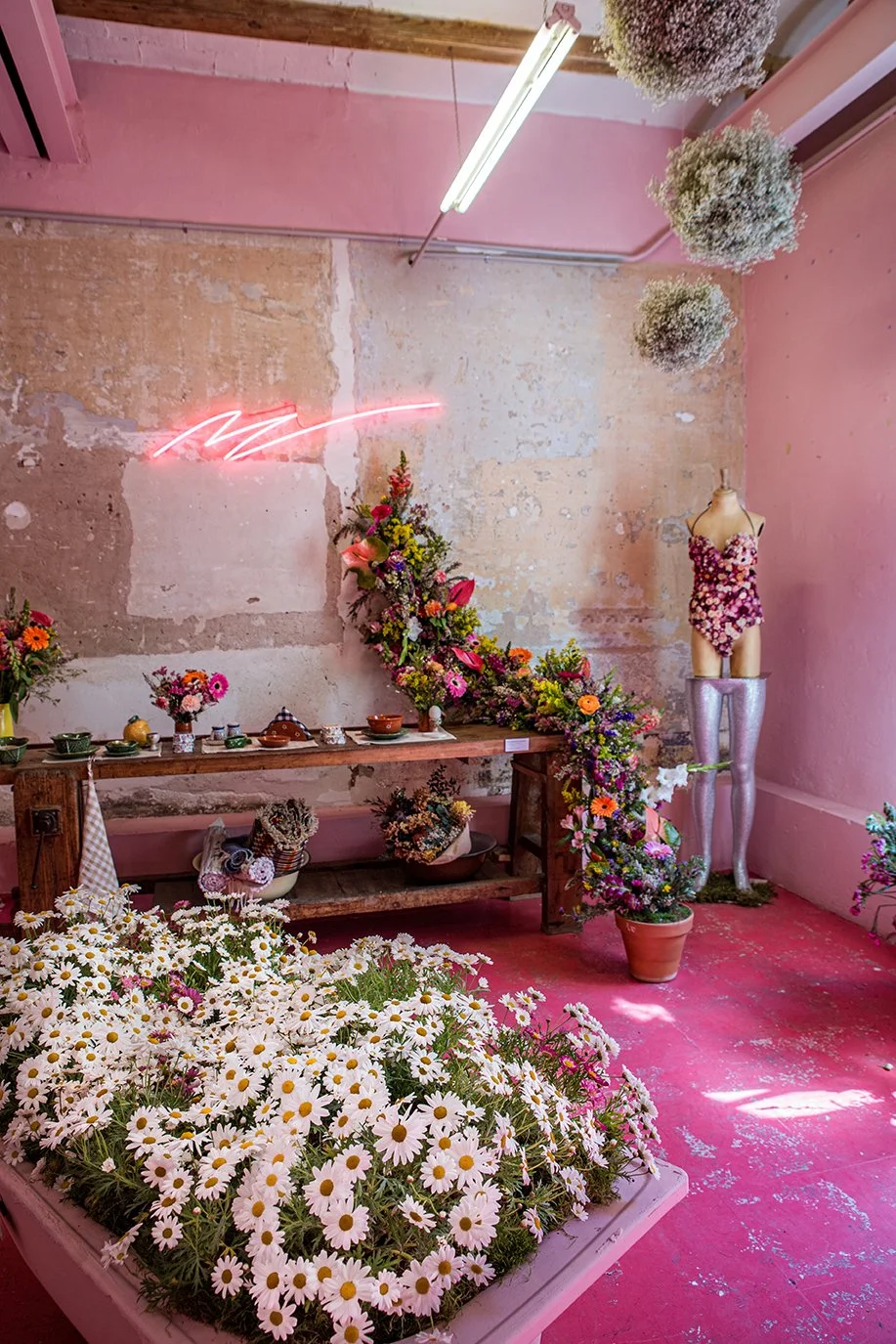 Immersive art installation of flowers and neon at Mosaic’s “The Floral Experience"