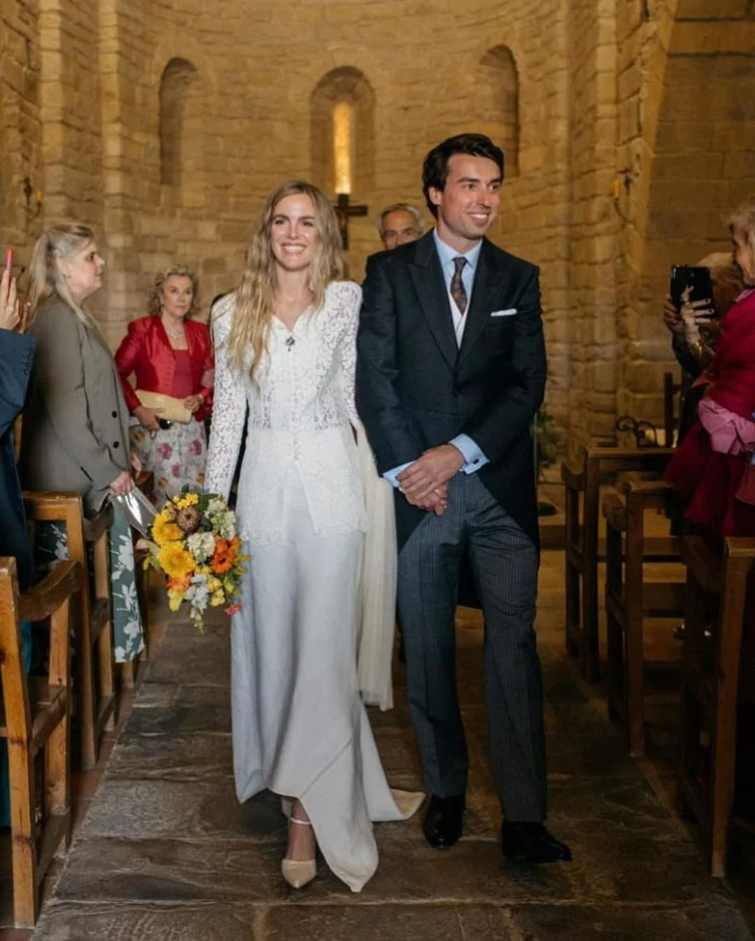 Elegant bride walking down the aisle with a colorful Mosaic bridal bouquet during Connie and Pablo’s Costa Brava wedding