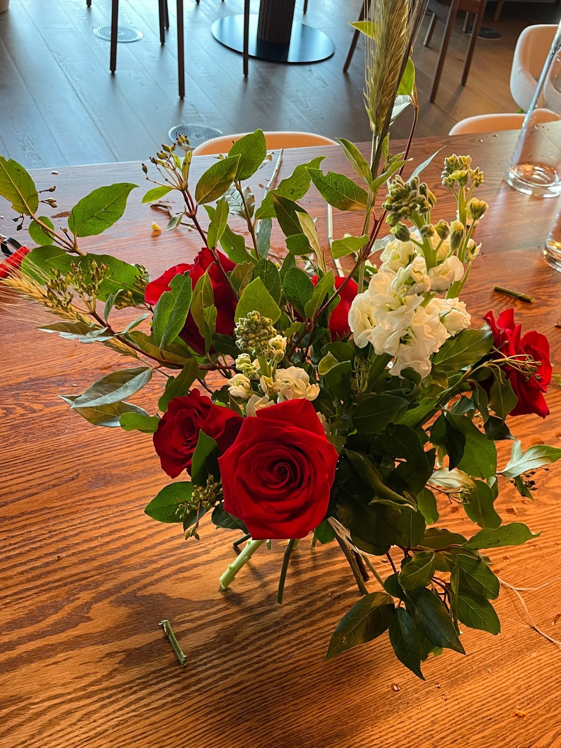 Red rose arrangement for Sant Jordi celebration in Barcelona – Mosaic Flowers floral creation
