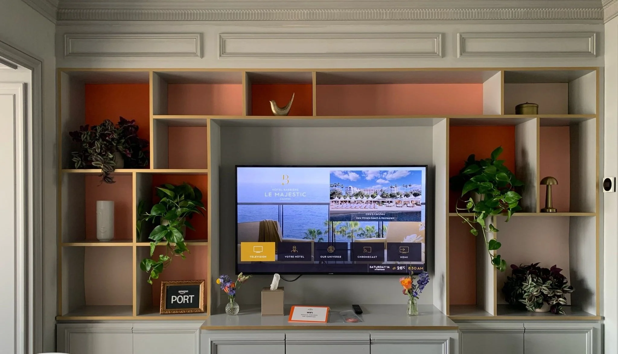 Modern luxury interior styling in Barcelona by Mosaic Flowers – decorative shelving with green plants and flowers