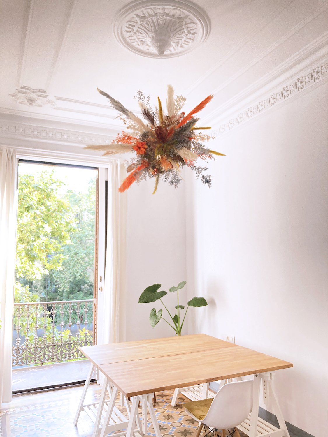 Luxury view of the flat with the floating sculpture made with flowers