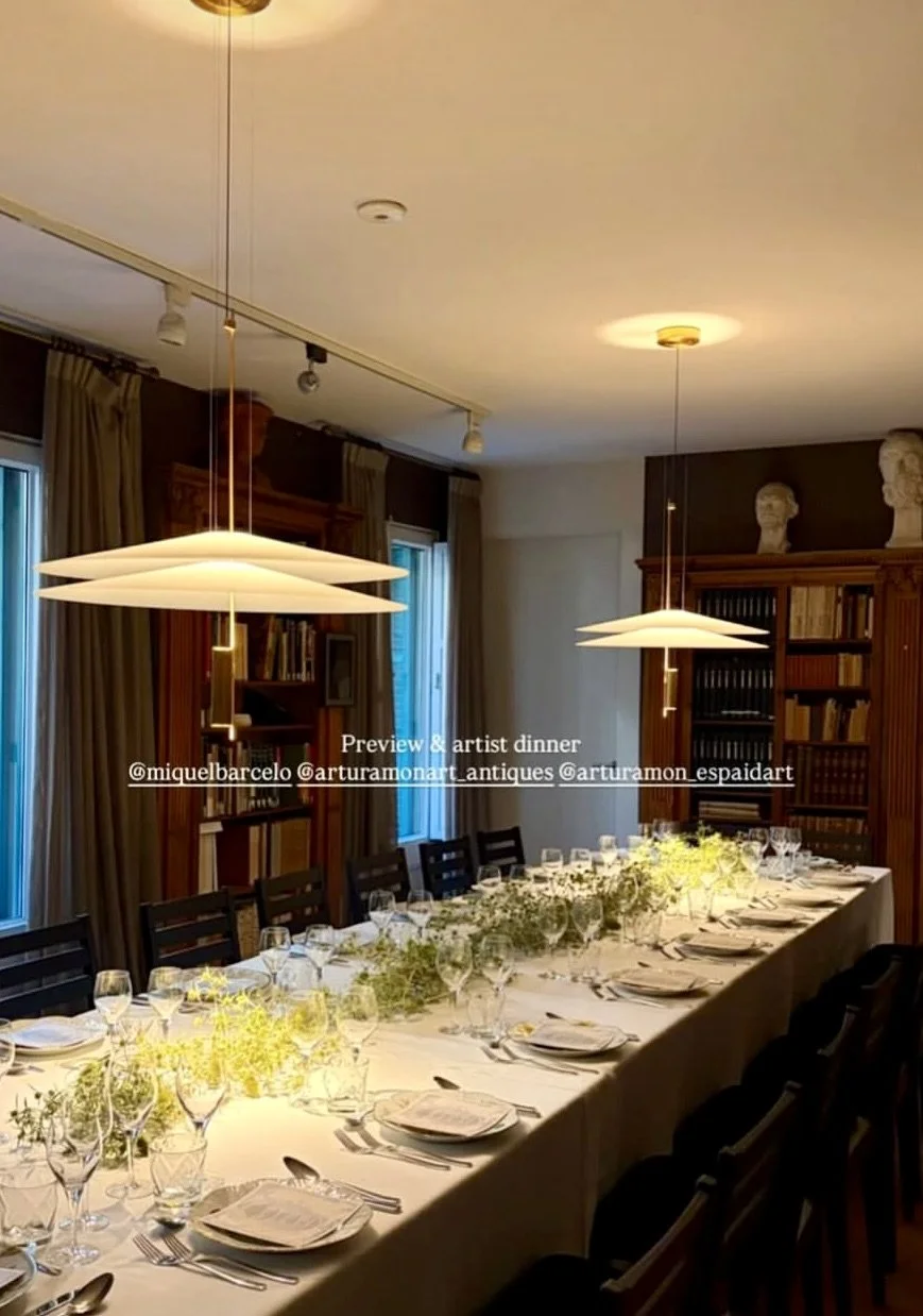Elegant banquet table featuring a 15-metre graphic floral runner designed for the opening of the Miquel Barceló exhibition at Artur Ramon Art Gallery, showcasing refined floral artistry for a prestigious cultural event