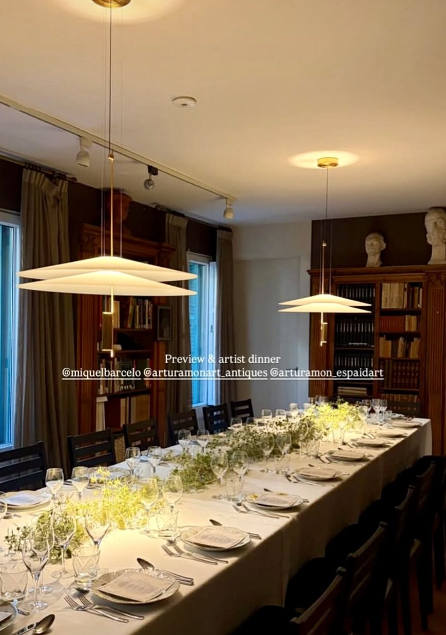Elegant banquet table featuring a 15-metre graphic floral runner designed for the opening of the Miquel Barceló exhibition at Artur Ramon Art Gallery, showcasing refined floral artistry for a prestigious cultural event